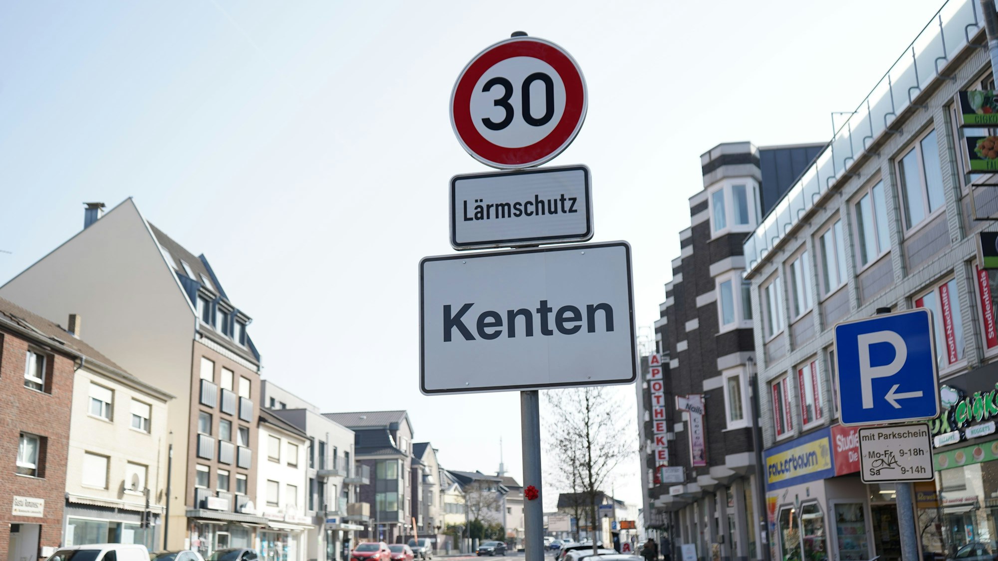 Das Bild zeigt das weiße Ortseingangsschild mit der Aufschrift „Kenten“.