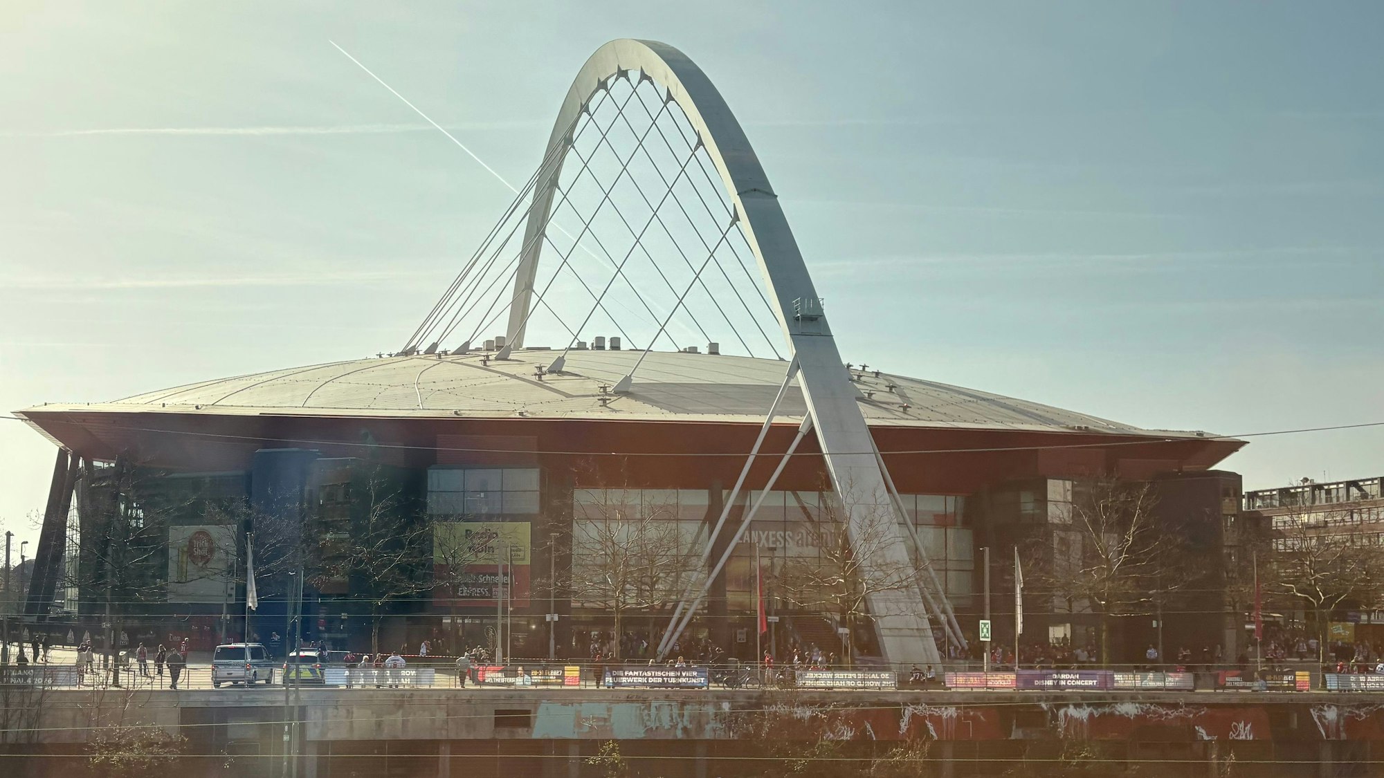 Die Lanxess Arena in Köln ivon außen. Sie ist eine große Veranstaltungshalle in Köln.