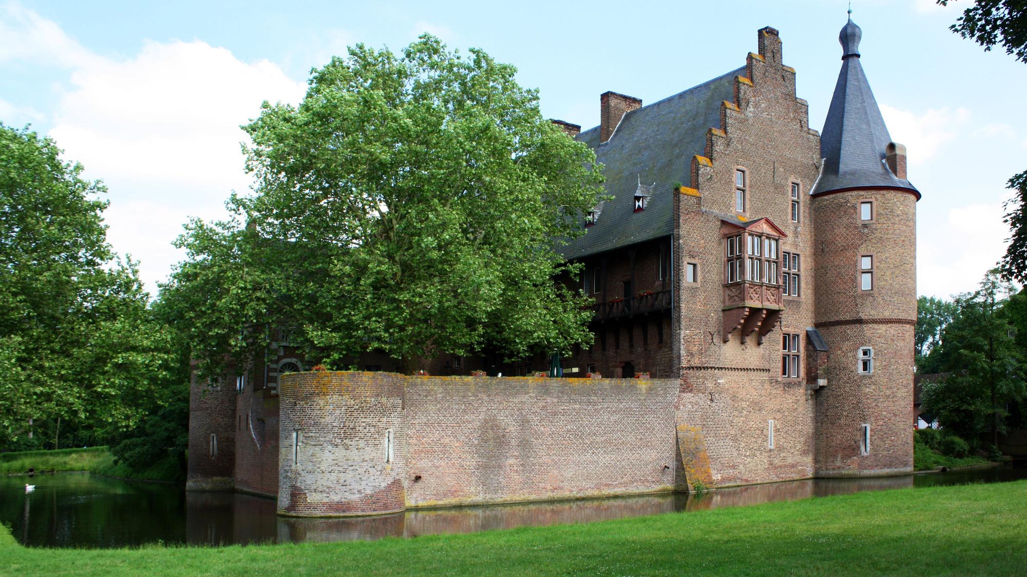 Burg Konradsheim in Erftstadt mit Wassergraben von außen. (Archivbild)