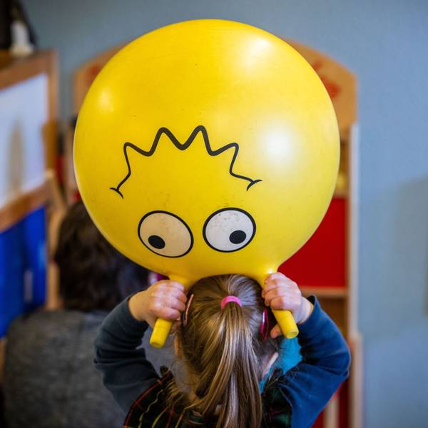 Kleinkinder toben in einer Kindertagespflegeeinrichtung.