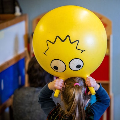 Kleinkinder toben in einer Kindertagespflegeeinrichtung.