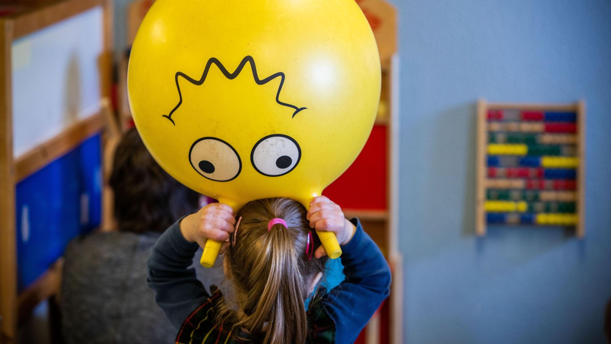 Kleinkinder toben in einer Kindertagespflegeeinrichtung.