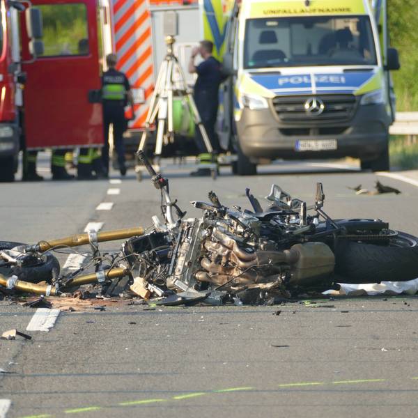 Am Abend des 25. Juli stießen auf der Alten Kölner Straße zwei Motorradfahrer frontal aufeinander, beide starben noch an der Unfallstelle.