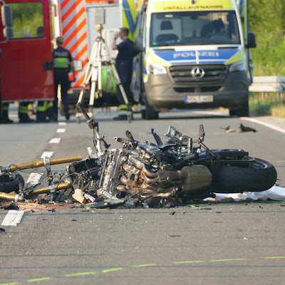 Am Abend des 25. Juli stießen auf der Alten Kölner Straße zwei Motorradfahrer frontal aufeinander, beide starben noch an der Unfallstelle.