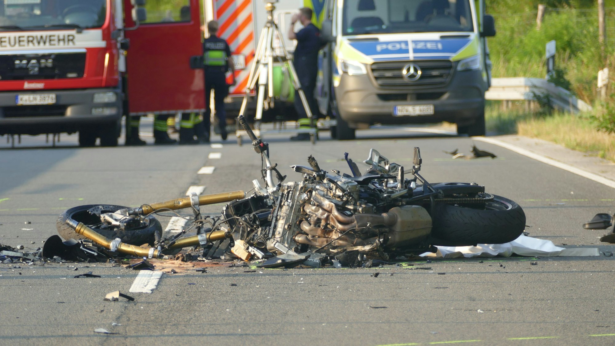 Am Abend des 25. Juli stießen auf der Alten Kölner Straße zwei Motorradfahrer frontal aufeinander, beide starben noch an der Unfallstelle.