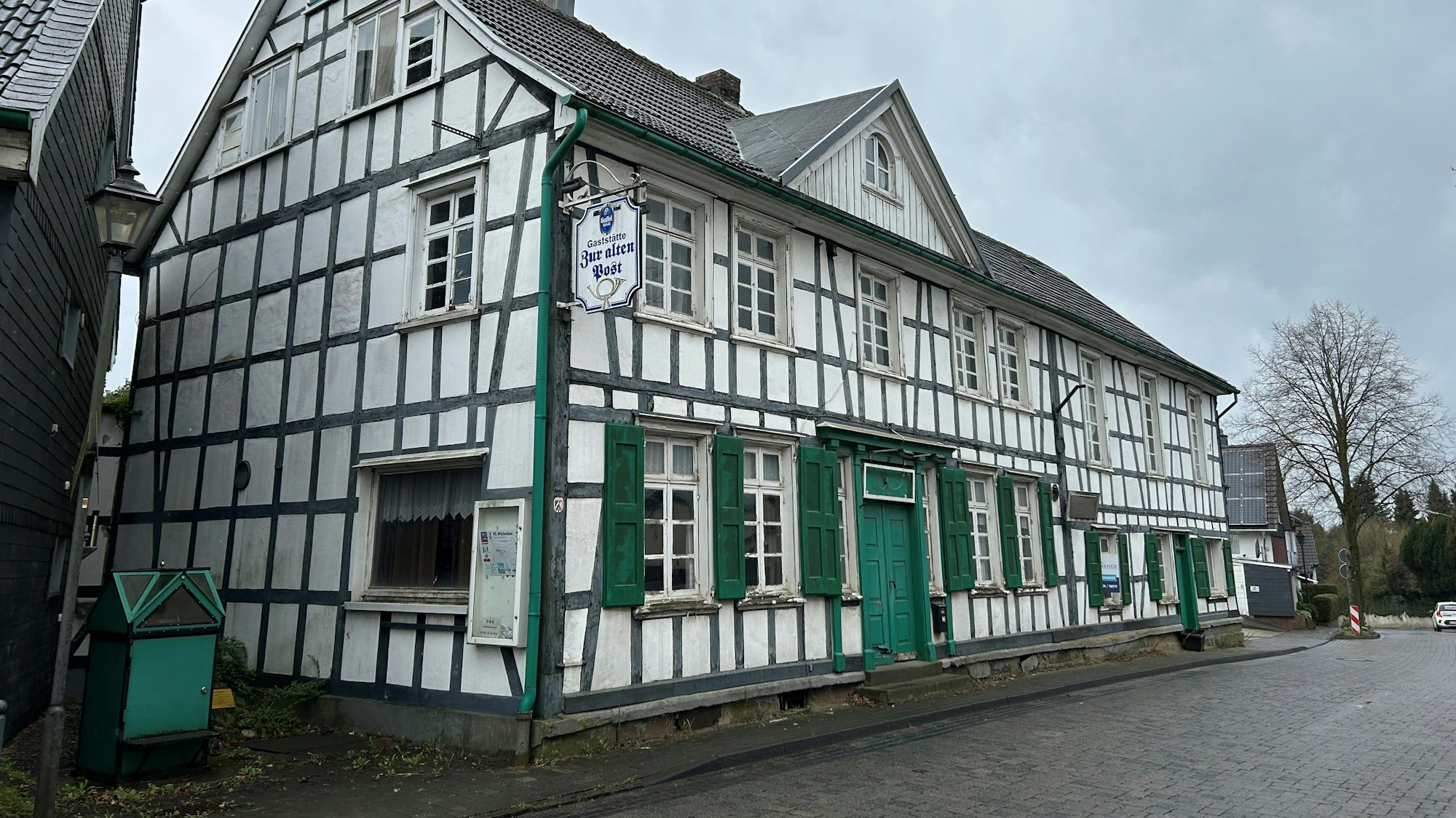 Wie geht es weiter mit der Alten Post in Witzhelden? Inhaber Hans-Hugo Hungerberg wird das Gebäude nicht mehr sanieren.