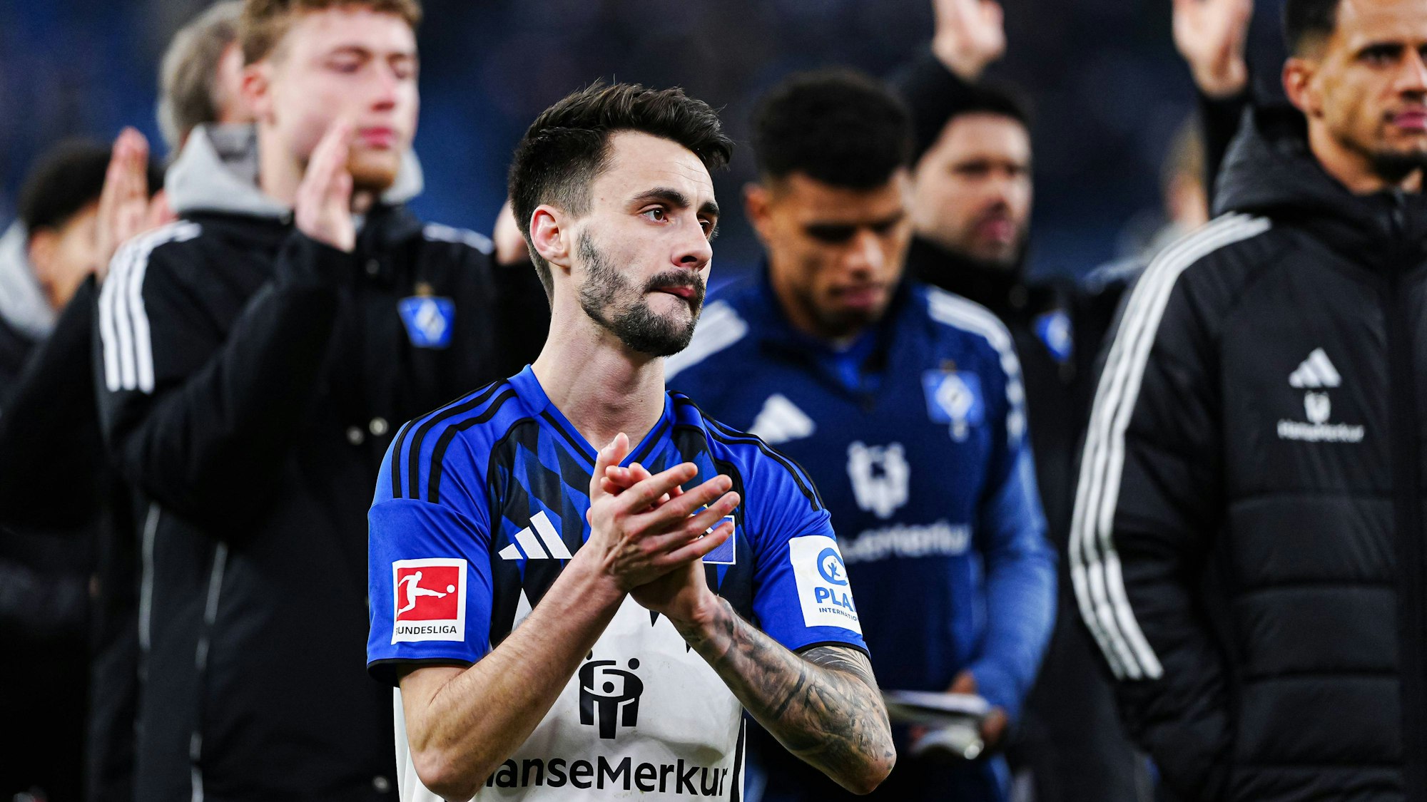 Fabio Vieira applaudiert den Fans.