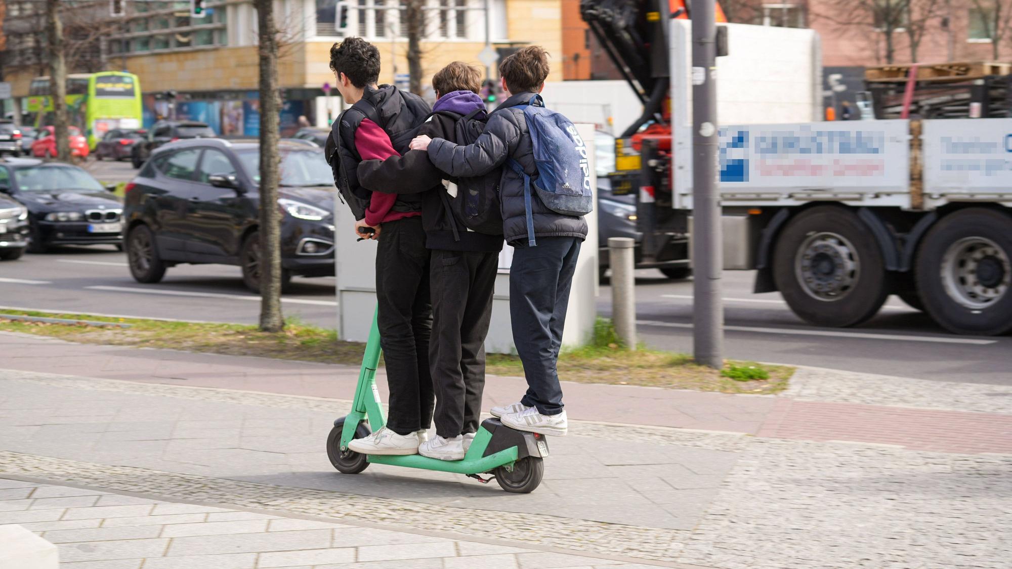 Drei Personen fahren auf einen E-Scooter - das ist nicchr nur verboten, sondern auch sehr gefährlich.