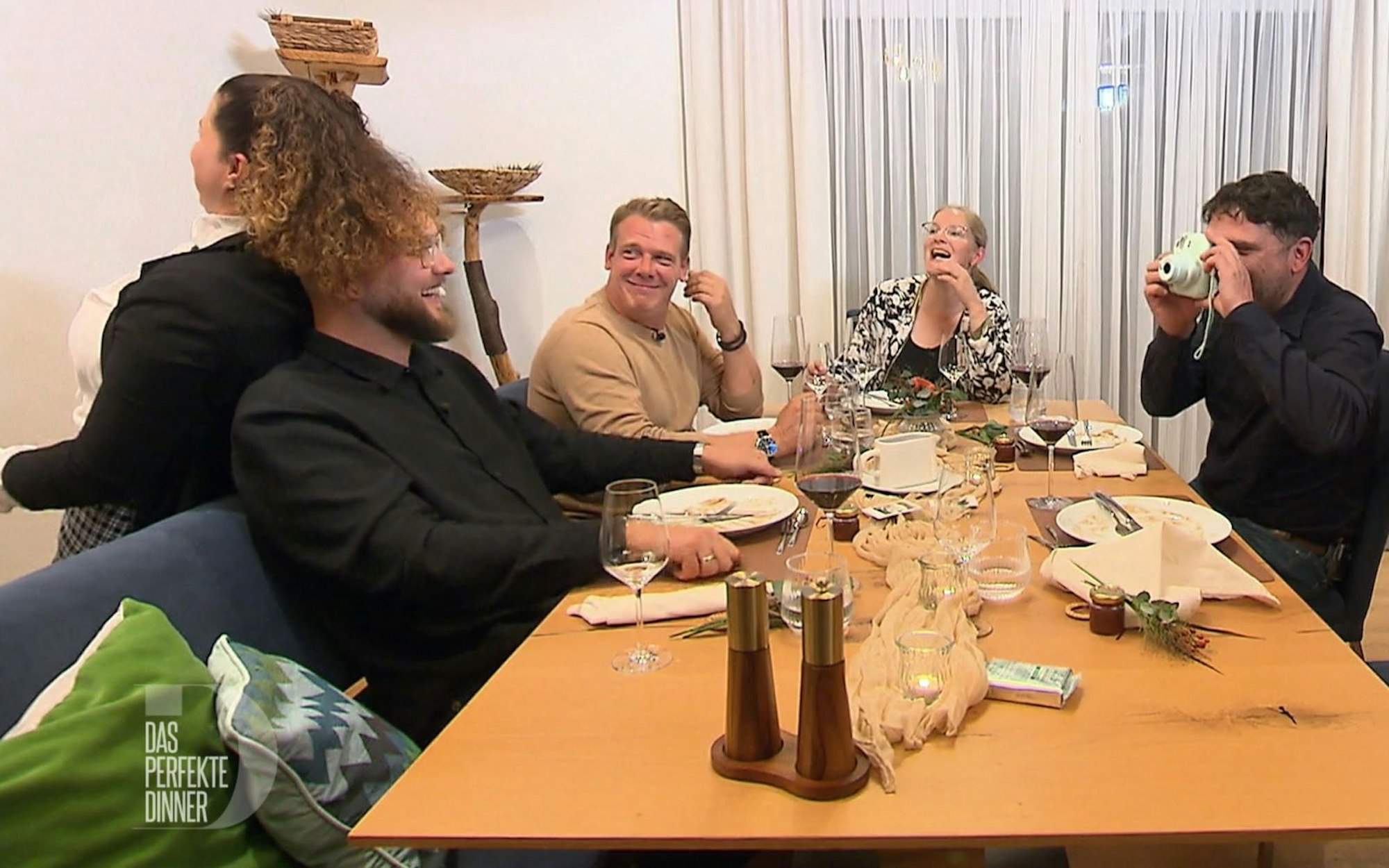 Ein bisschen Spaß muss sein: Für ein lustiges Foto „leiht“ Carina Luke ihre Haarpracht. (Bild: RTL)