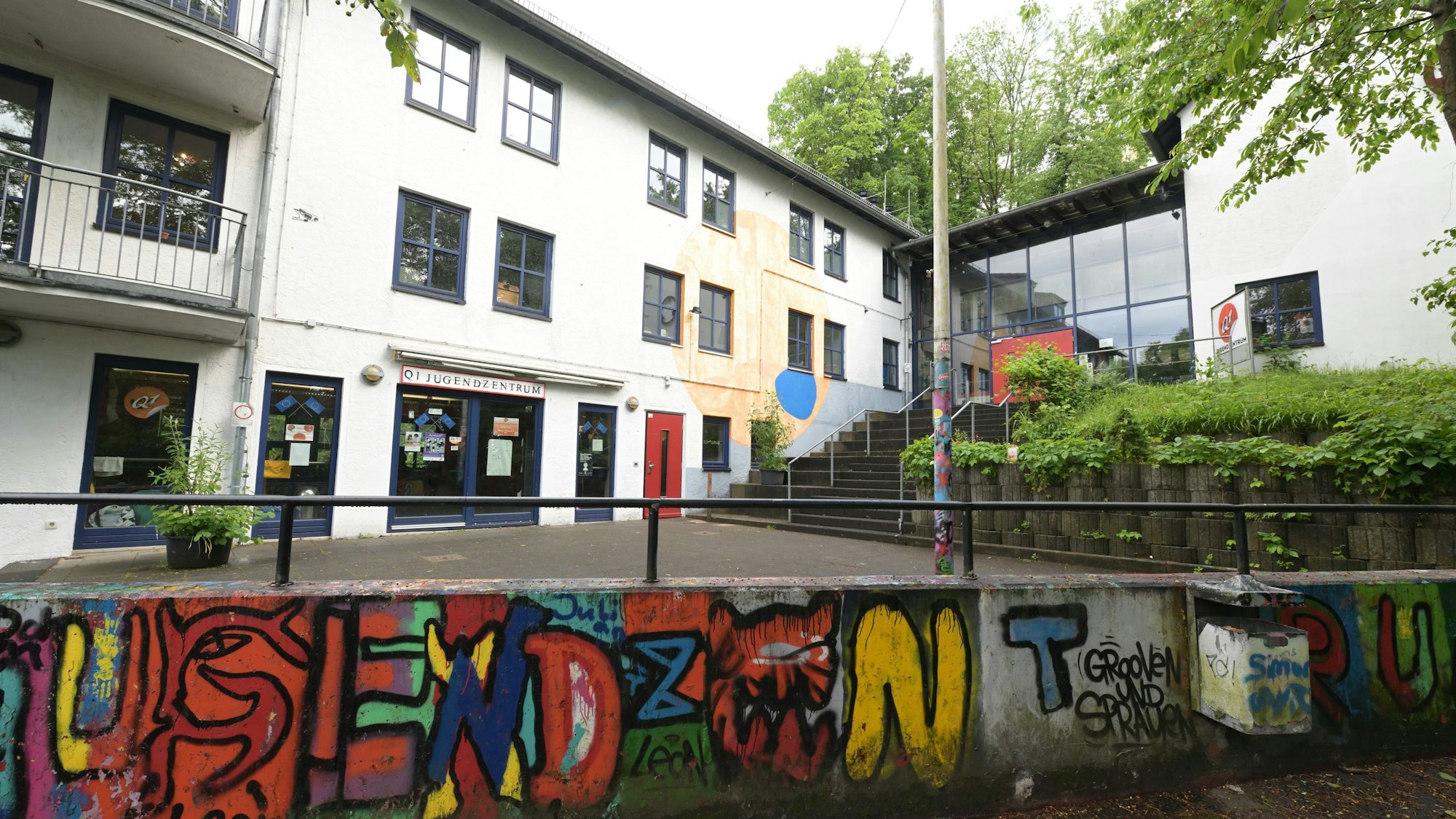 Das zweigeschossige Gebäude ist von außen zu sehen.