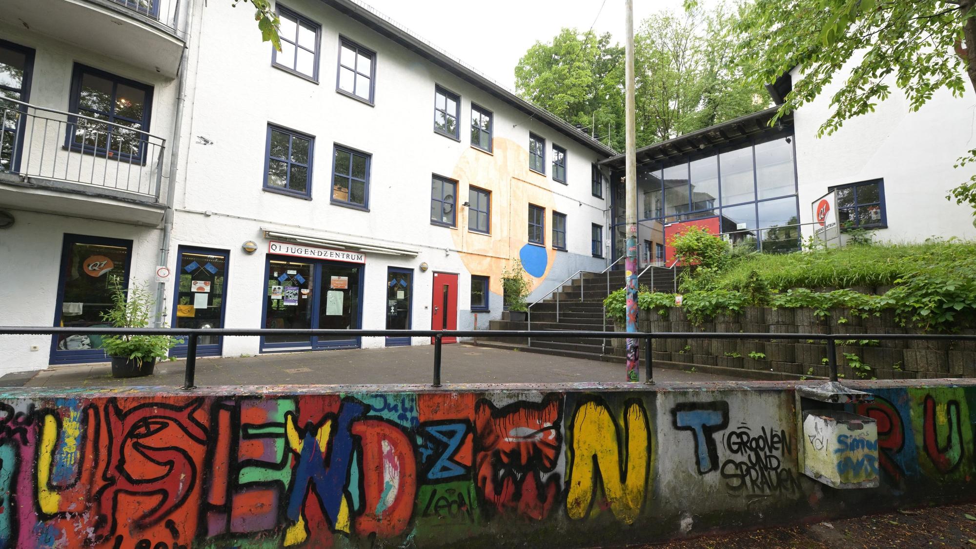 Man sieht das zweistöckige Gebäude von außen.