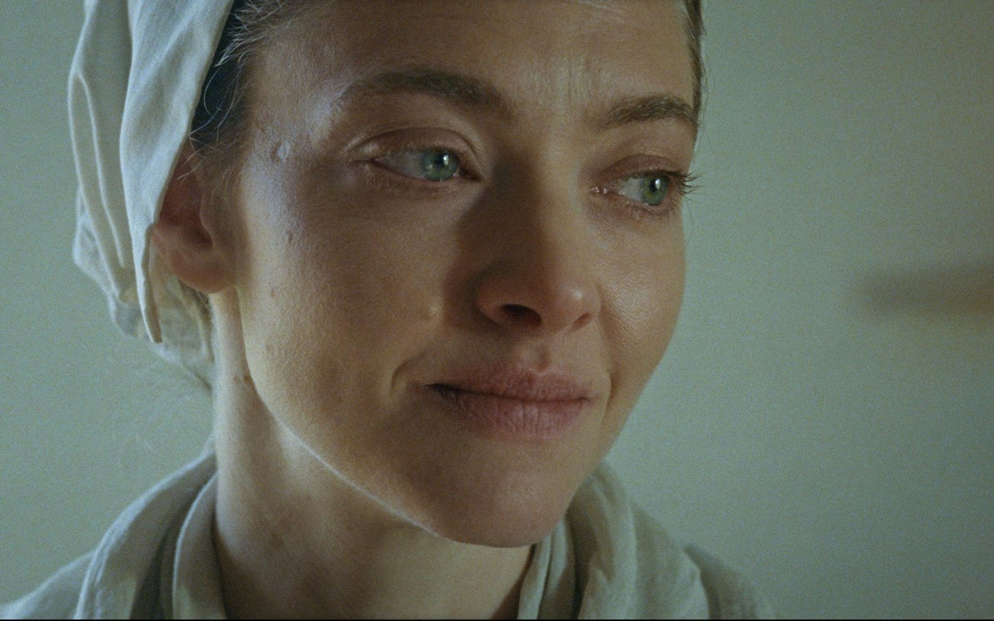 Viele Kritikerinnen und Kritiker finden: In „The Testament of Ann Lee“ liefert Amanda Seyfried die beste schauspielerische Leistung ihrer bisherigen Karriere. (Bild: 2025 Searchlight Pictures/Disney)