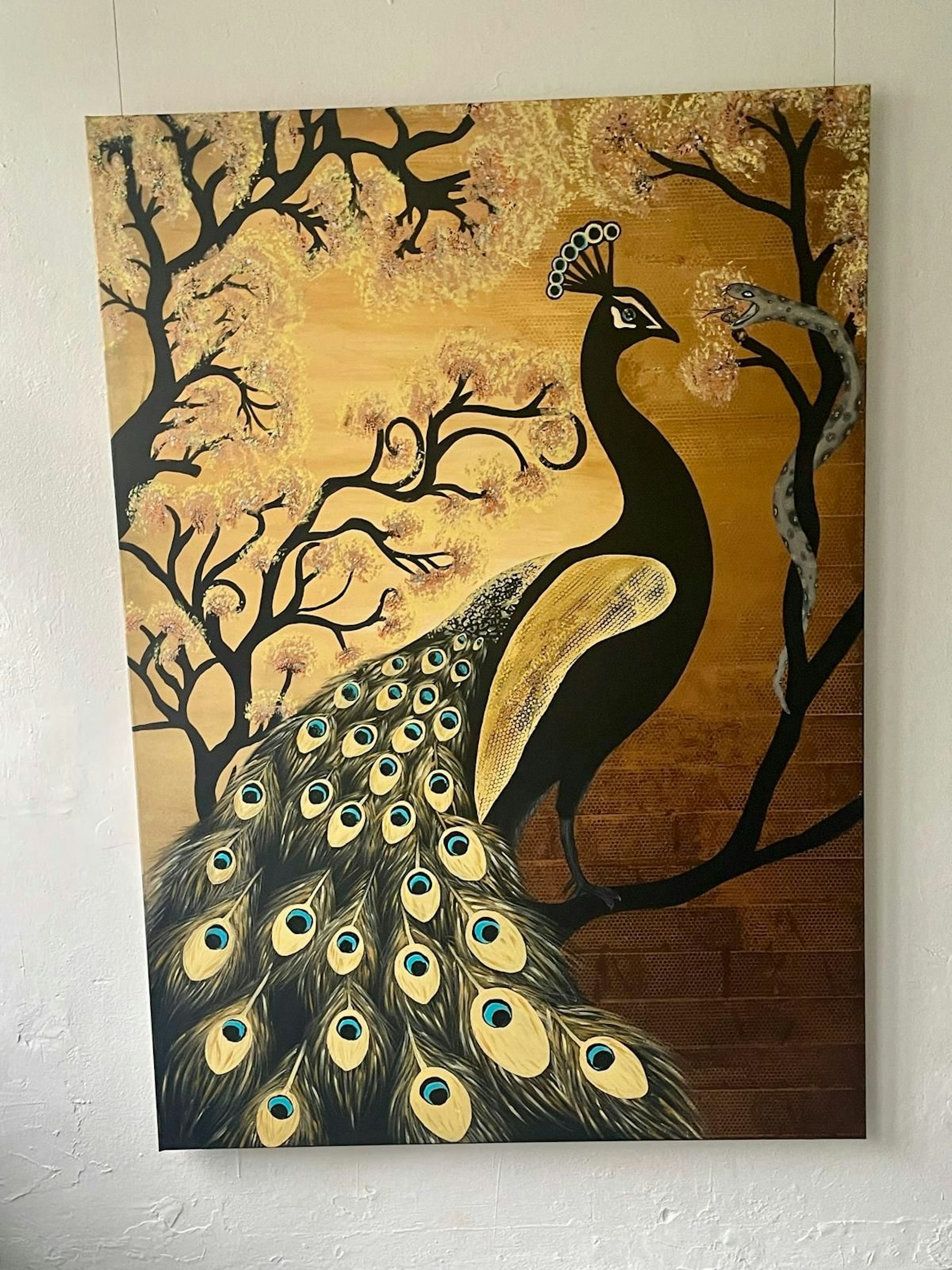 Pfau und Schlange strahlen vor einem goldenen Hintergrund auf der Leinwand.