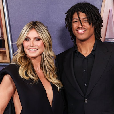 Heidi Klum und Sohn Henry posieren.