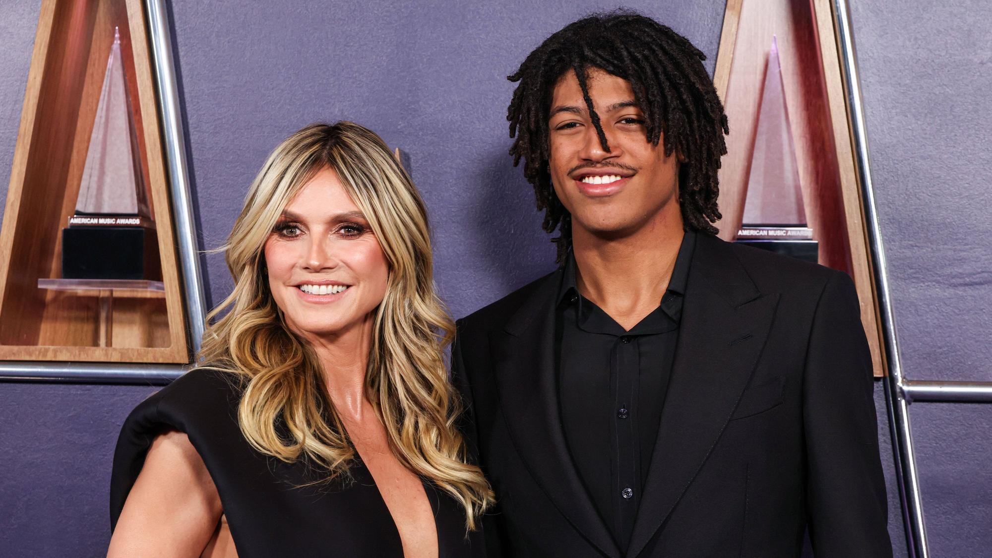 Heidi Klum und Sohn Henry posieren.