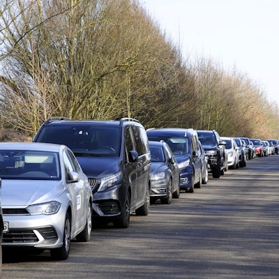 Autos stehen an einer Straße entlang.