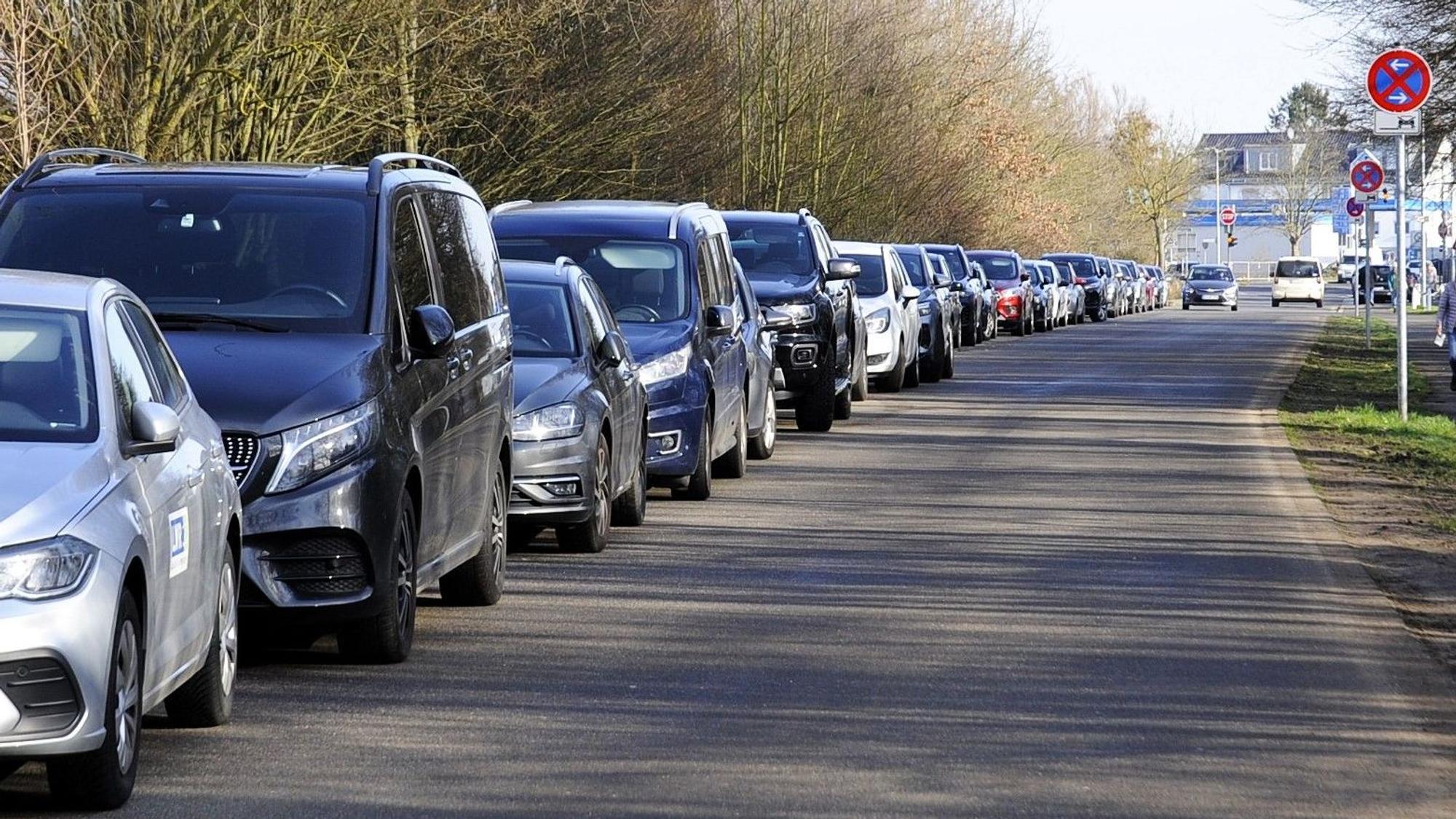 Autos stehen an einer Straße entlang.