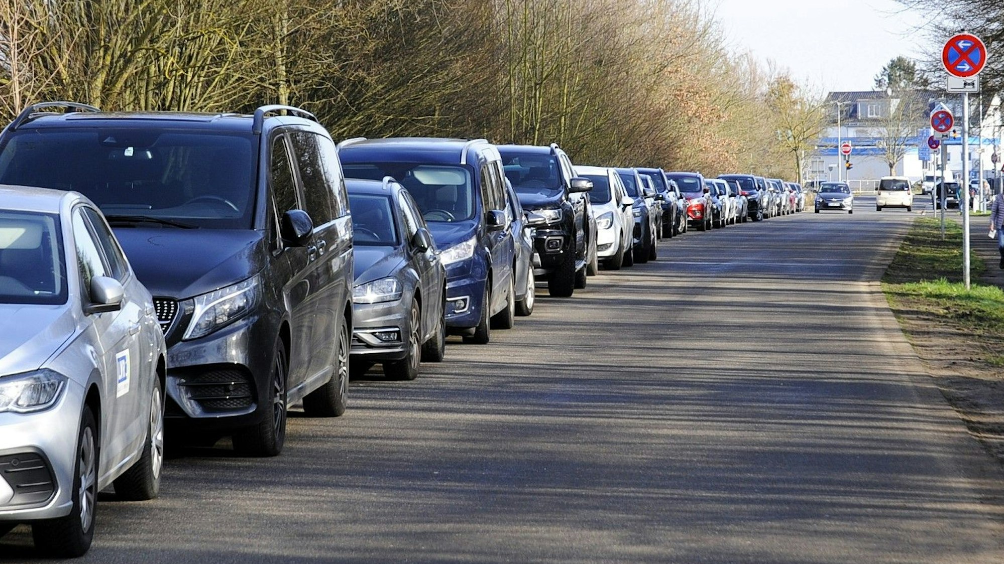 Autos stehen an einer Straße entlang.