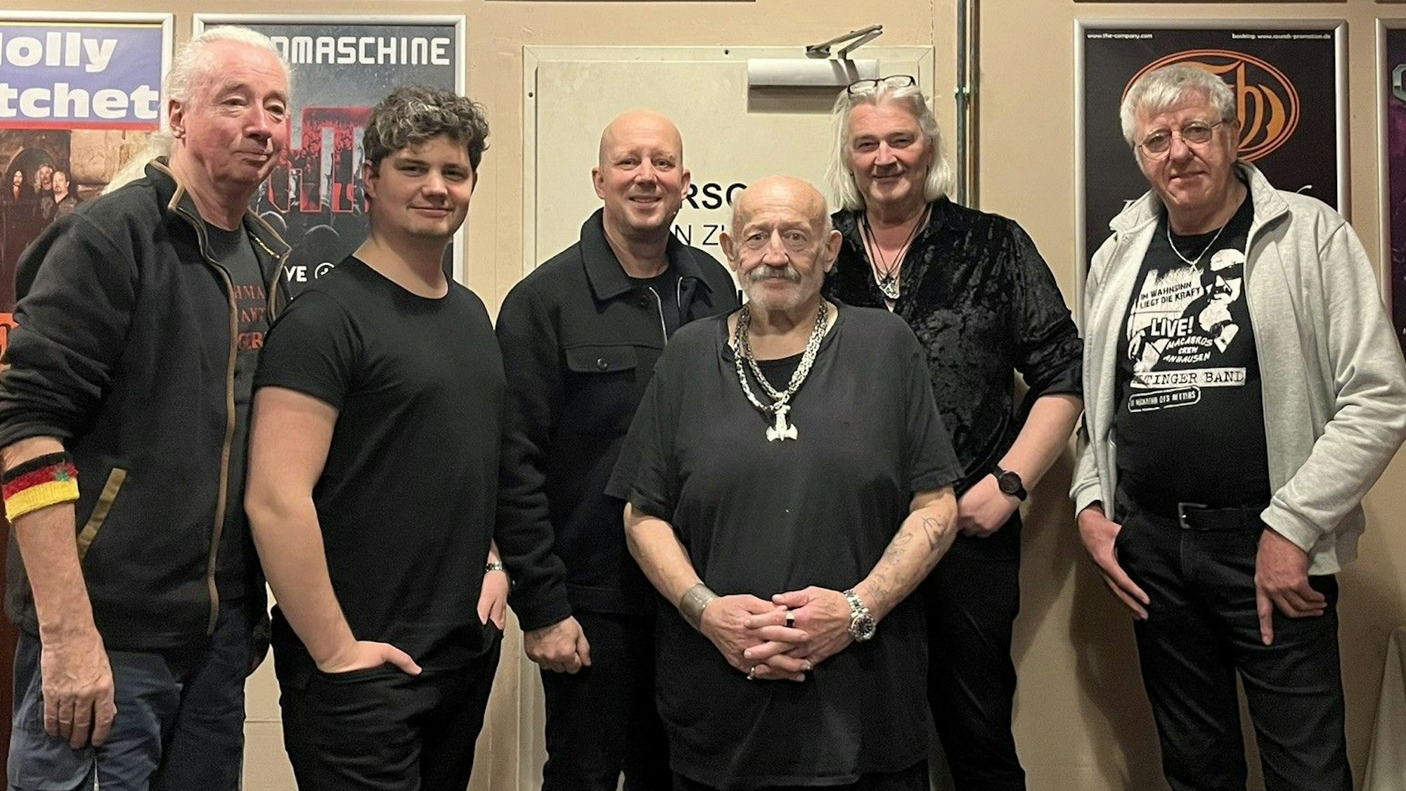 Musikmanager Manfred Rolef (Mitte hinten) traf die Zeltinger-Band beim Konzert 2025 im „Kubana“ in Siegburg.