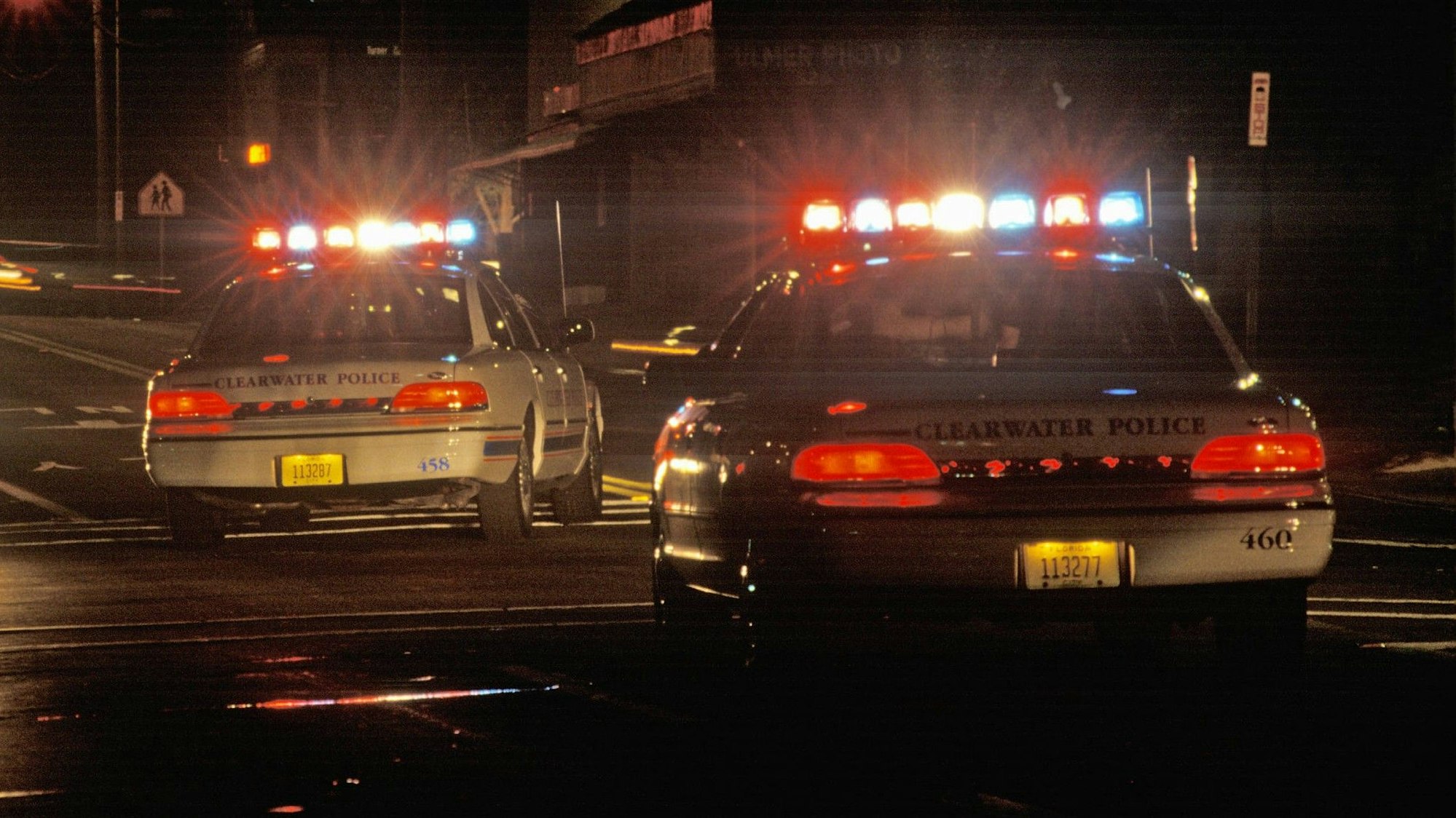 Polizeiautos stehen auf einer Straße in den USA. (Symbolbild)