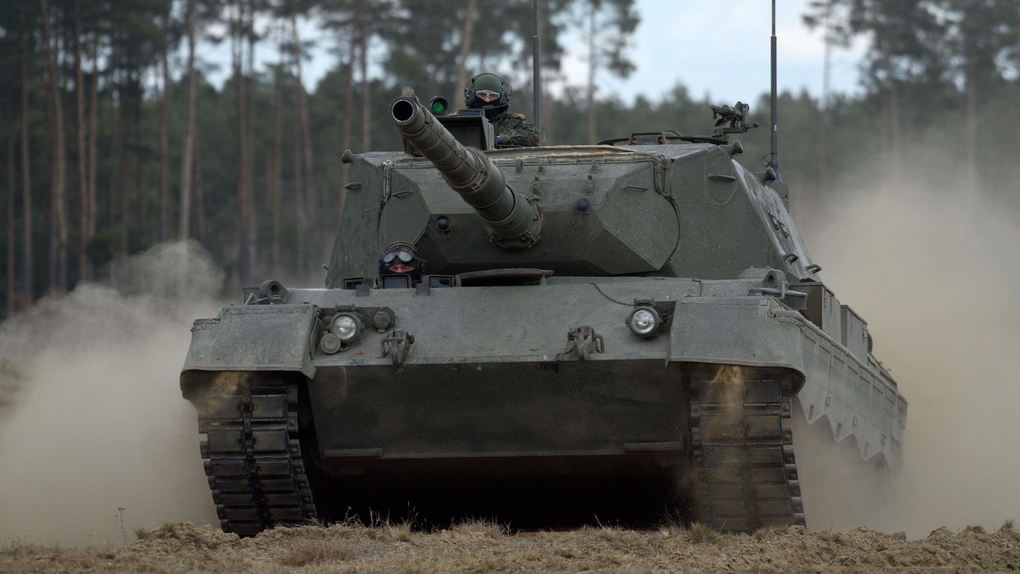 Ukrainische Soldaten fahren mit einem Leopard 1A5 Kampfpanzer über einen Truppenübungsplatz in Brandenburg.