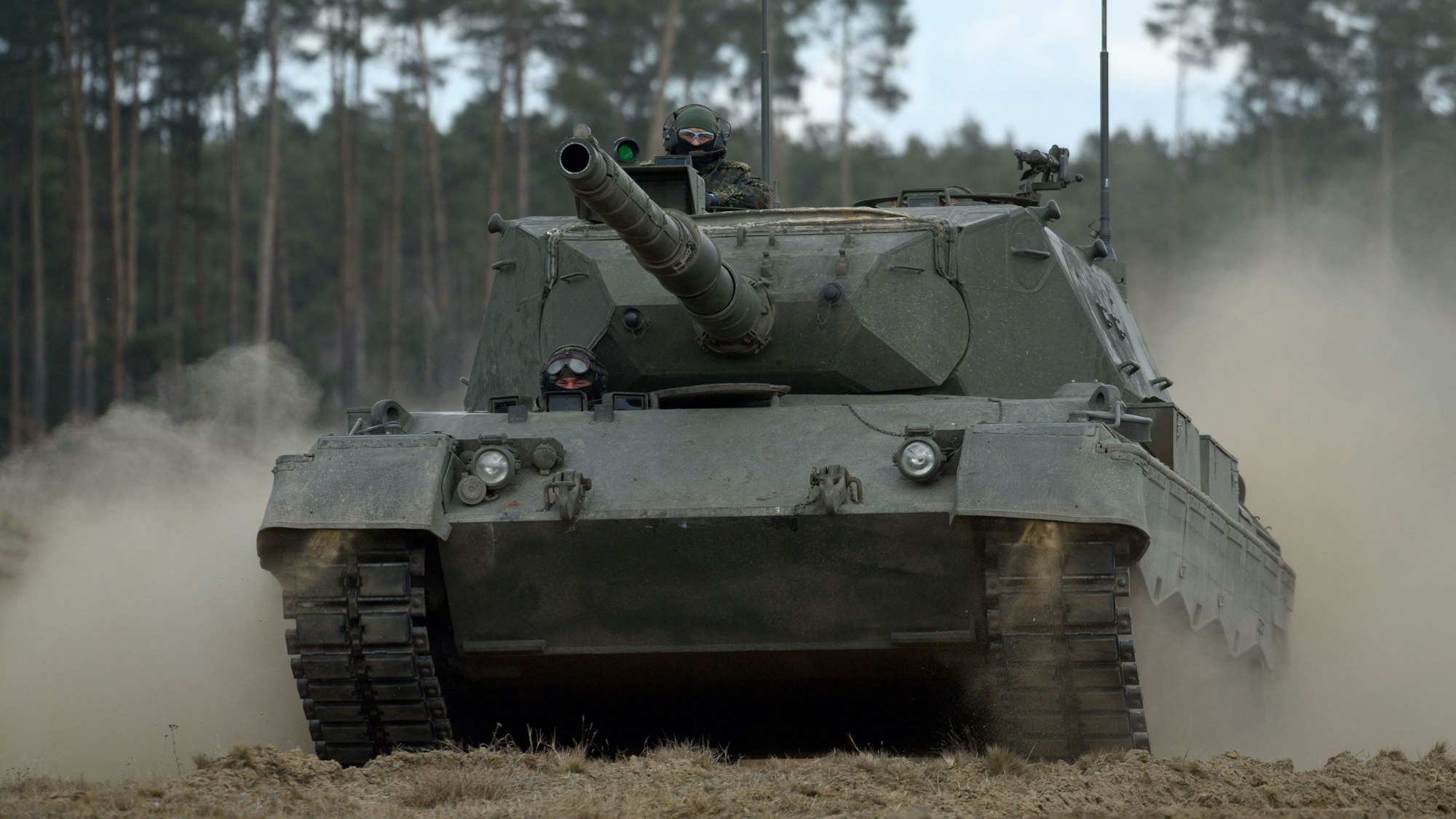 Ukrainische Soldaten fahren mit einem Leopard 1A5 Kampfpanzer über einen Truppenübungsplatz in Brandenburg.