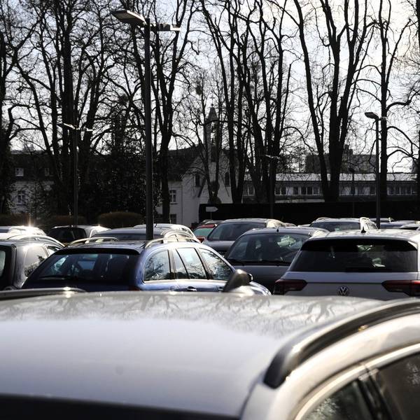Ein Parkplatz steht voller Autos.