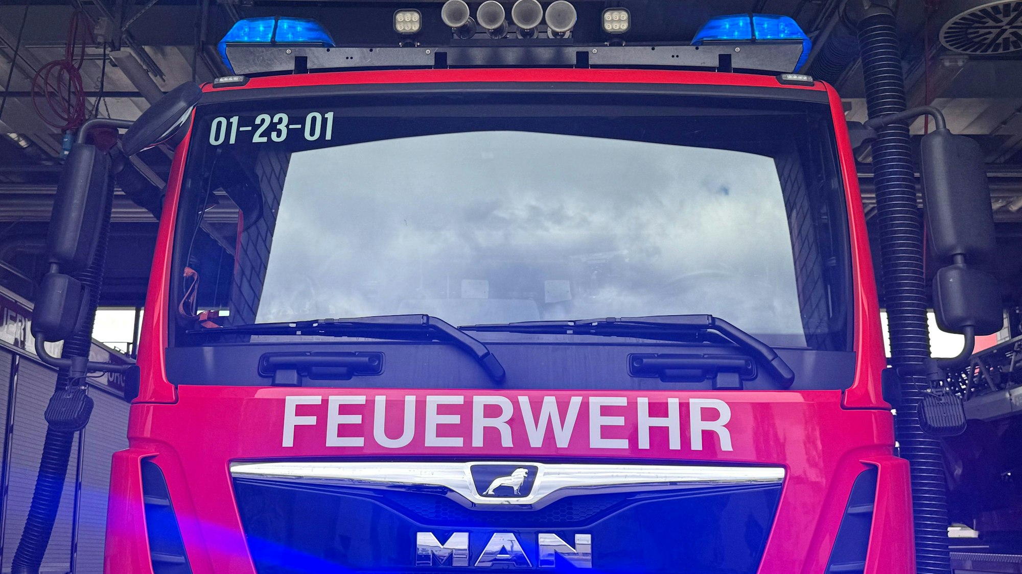 Blaulichter leuchten an einem Löschfahrzeug der Feuerwehr.