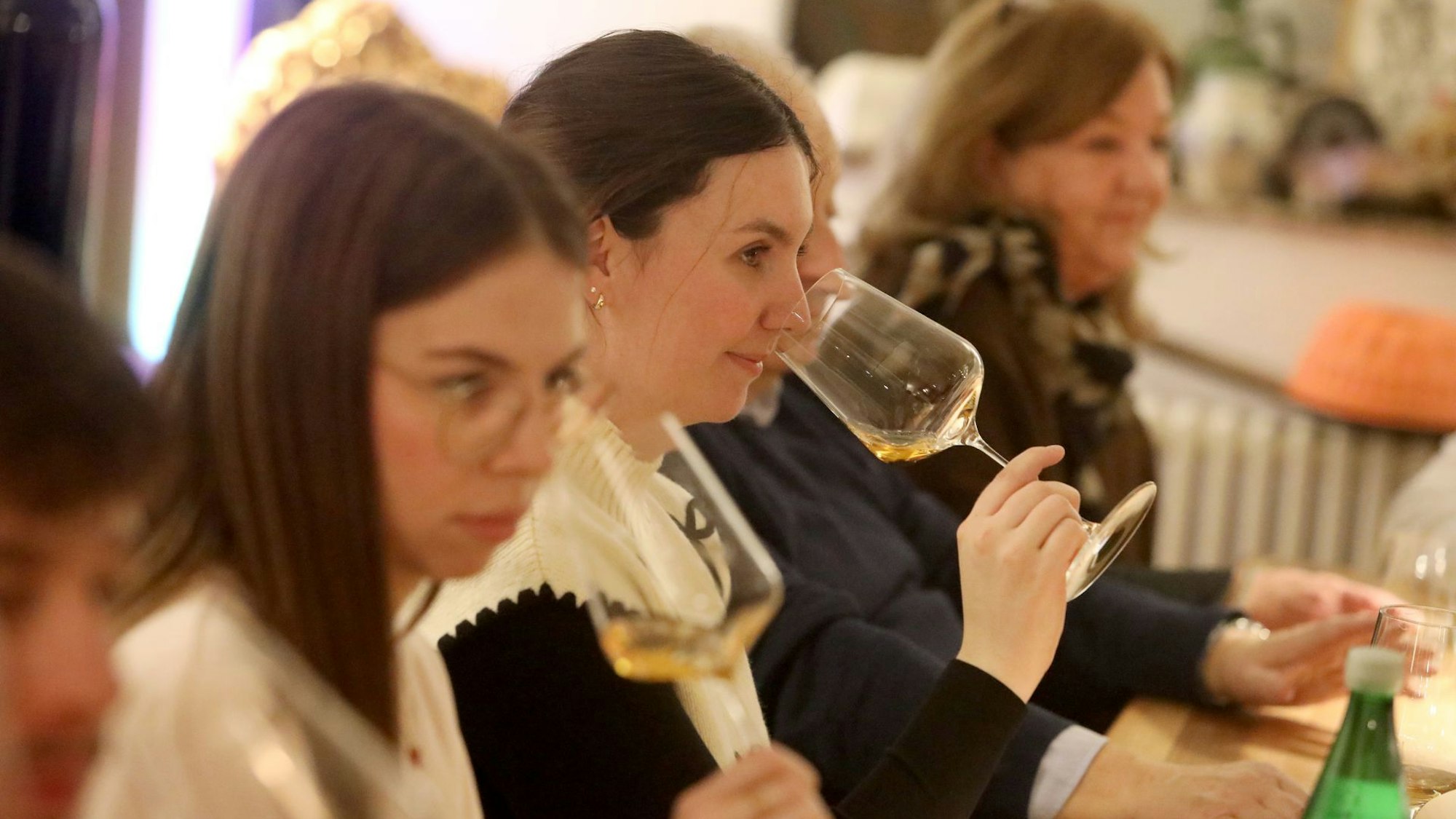 Die aktuelle Mitterheinweinkönigin, Janina Mehr (M.), nahm auch an der Runde teil. Ihre Amtszeit endet im November dieses Jahres.