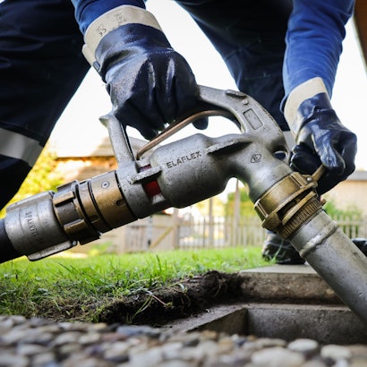 Wer jetzt unbedingt Heizöl benötigt, sollte nur so viel kaufen, wie unbedingt benötigt wird und die weitere Entwicklung der Preise im Blick behalten.