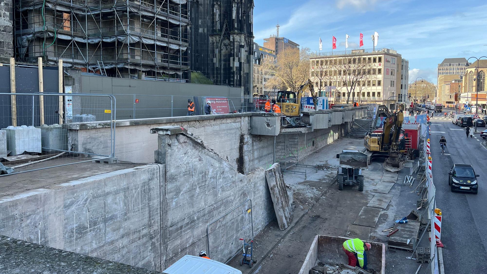 Auf der Trankgasse brechen Arbeiter einen Teil der Domplatte ab.