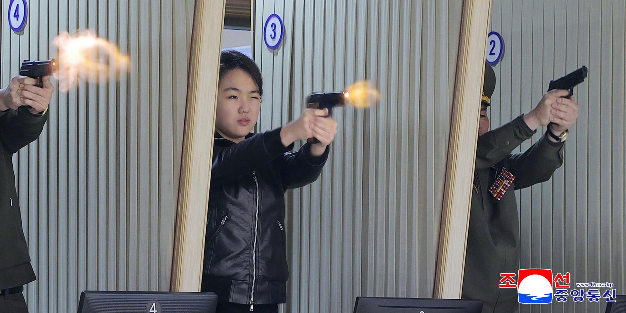 Kim Jong Uns Tochter zeigte ihr Können im Schießstand.