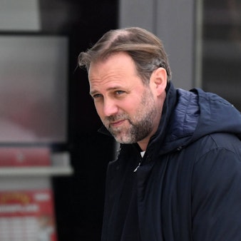 Tim Steidten geht am Geißbockheim in die Büros des 1. FC Köln.