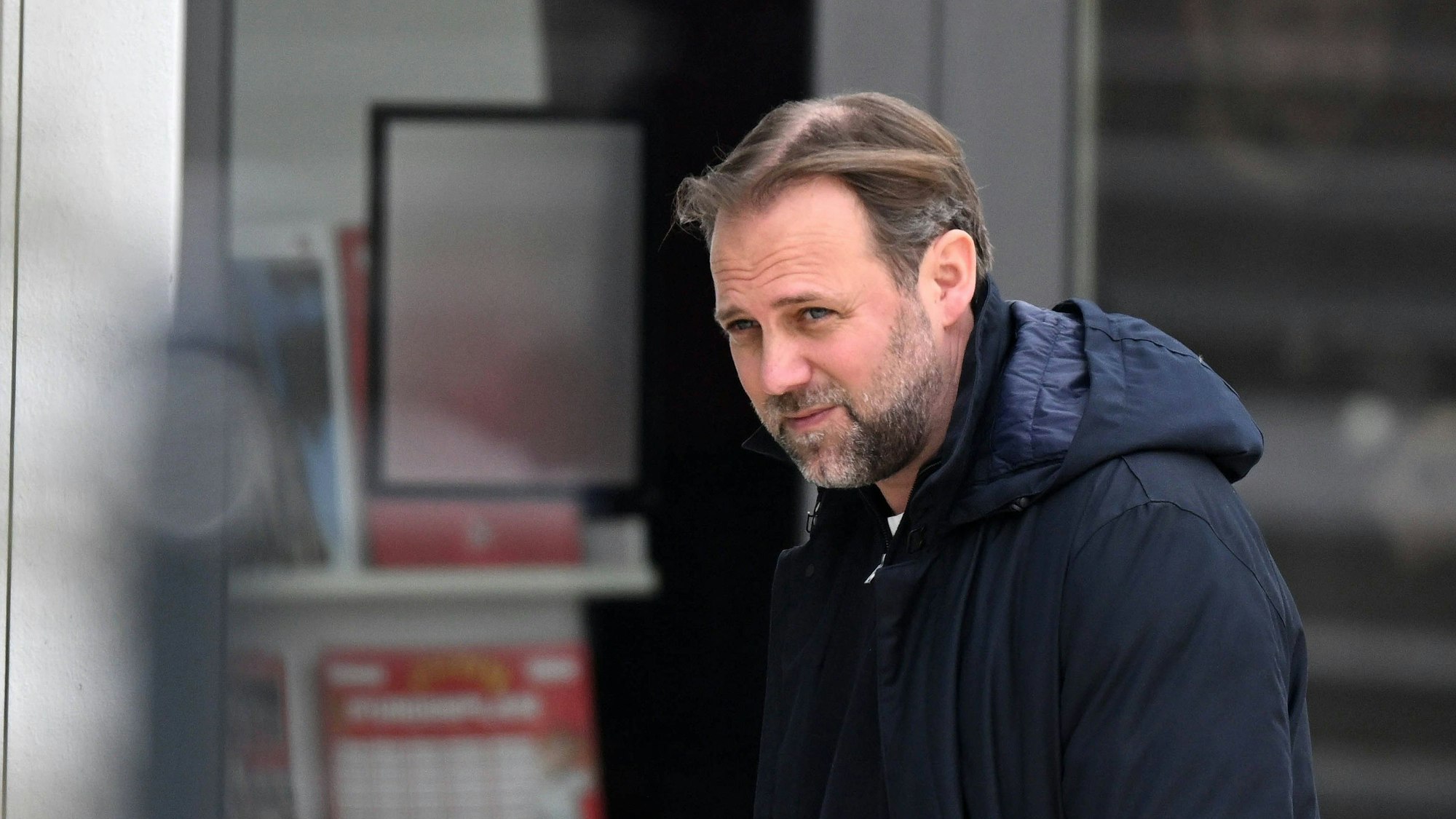 Tim Steidten geht am Geißbockheim in die Büros des 1. FC Köln.