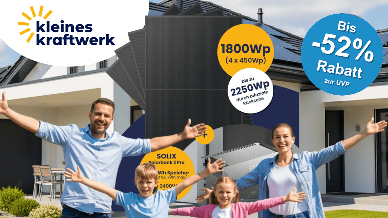 Eine fröhliche Familie steht im Sonnenschein vor einem Haus, dazu ein Balkonkraftwerk-Set von Kleines Kraftwerk.