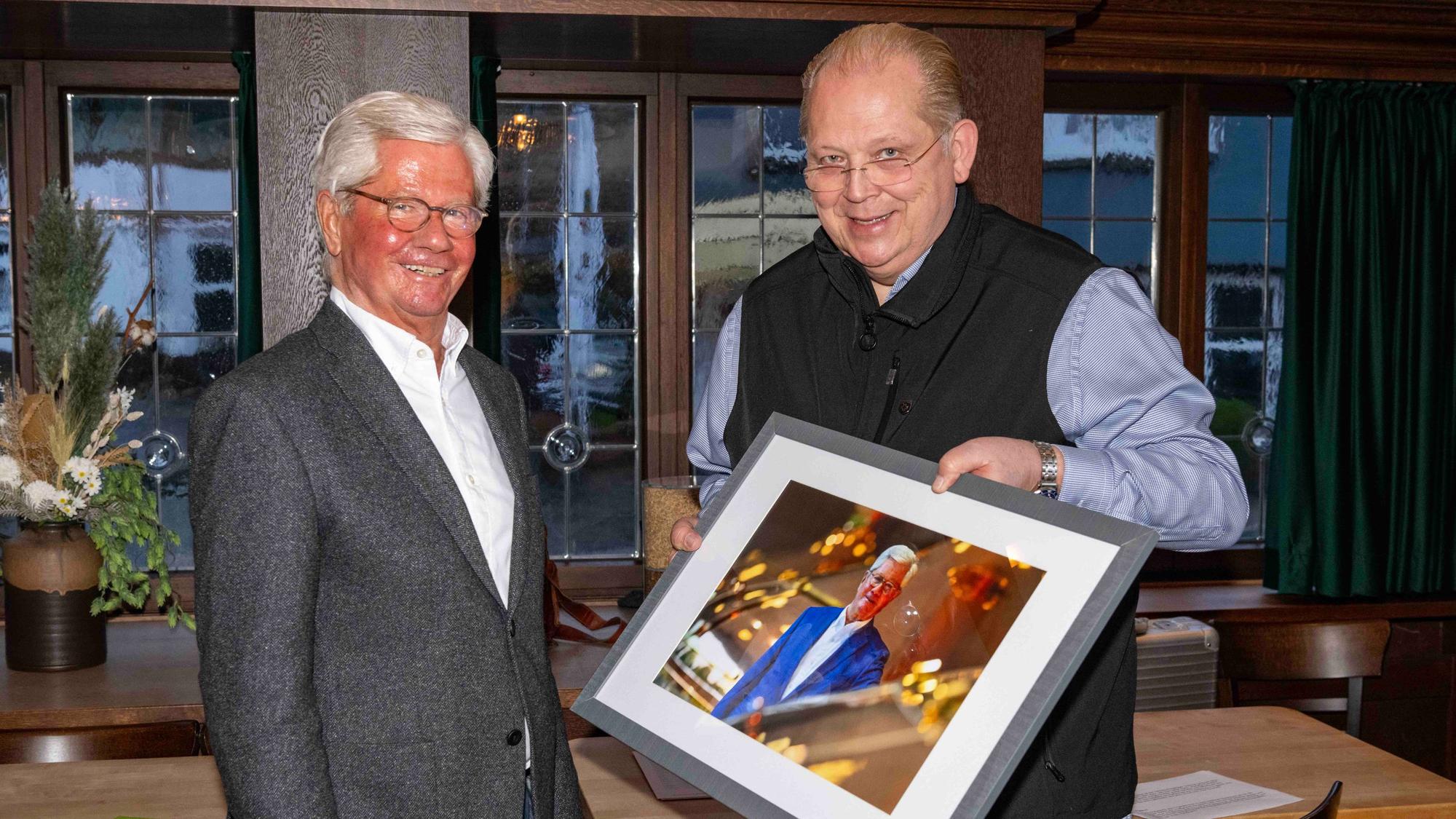 Natürlich mit einem Foto dankte Redakteur Andreas Arnold (r.) Brauereichef Axel Haas für dessen vier Jahrzehnte währende Unterstützung.