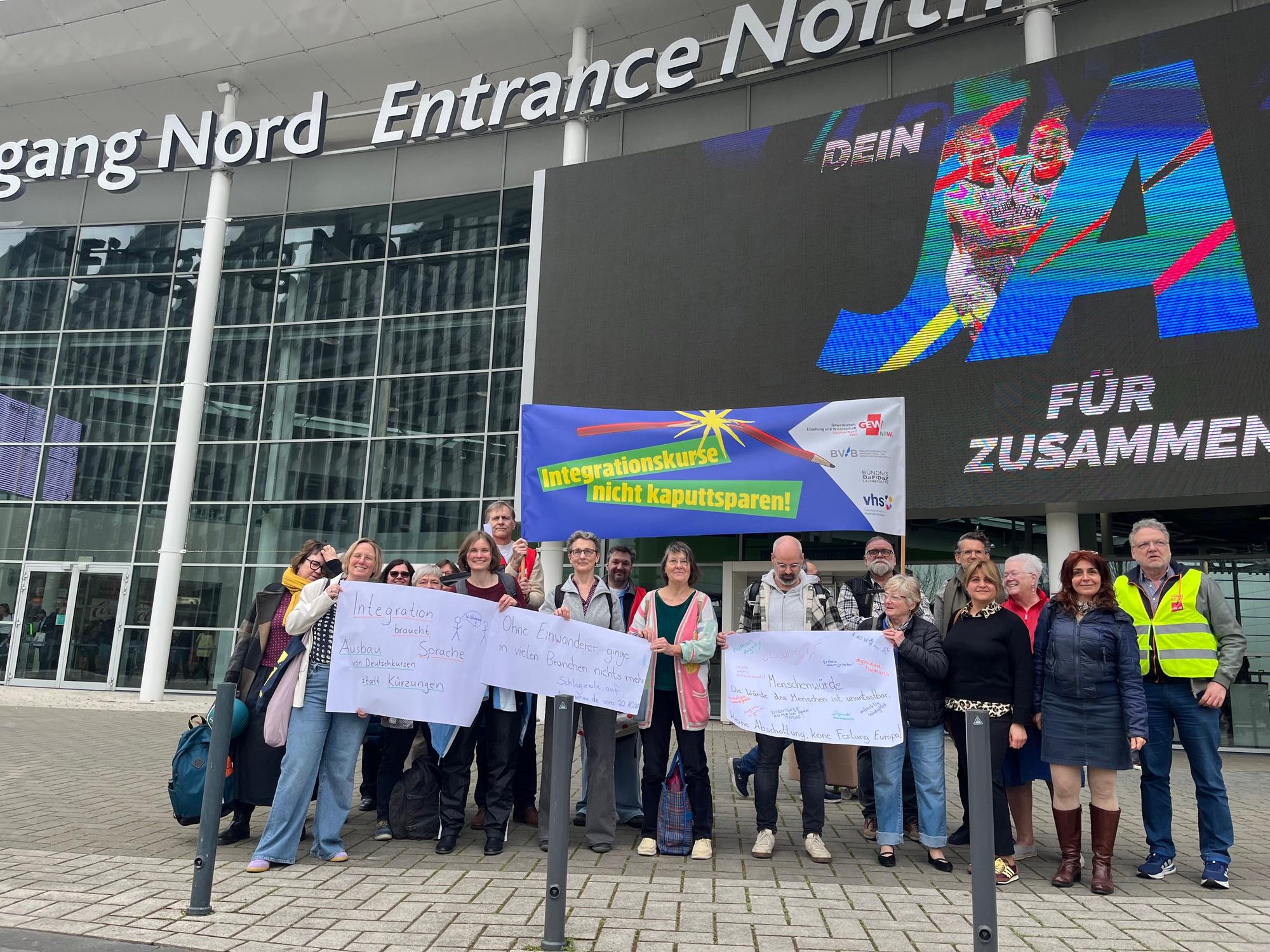 Demonstration gegen die Streichung von Integrationskursen vor der Bildungsmesse Didacta am Dienstag in Deutz