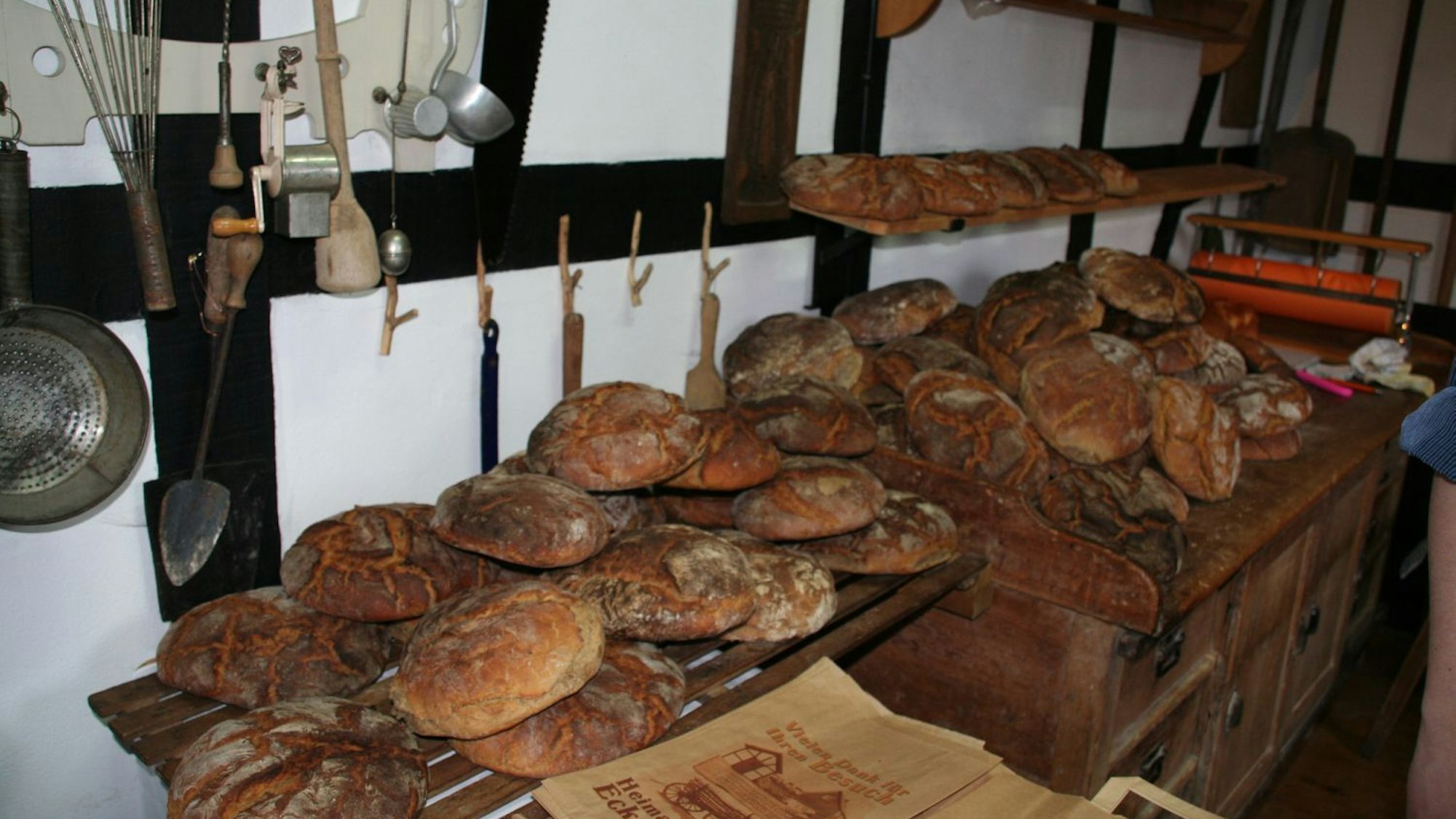 Brotlaibe im Heimatmuseum Eckenhagen.