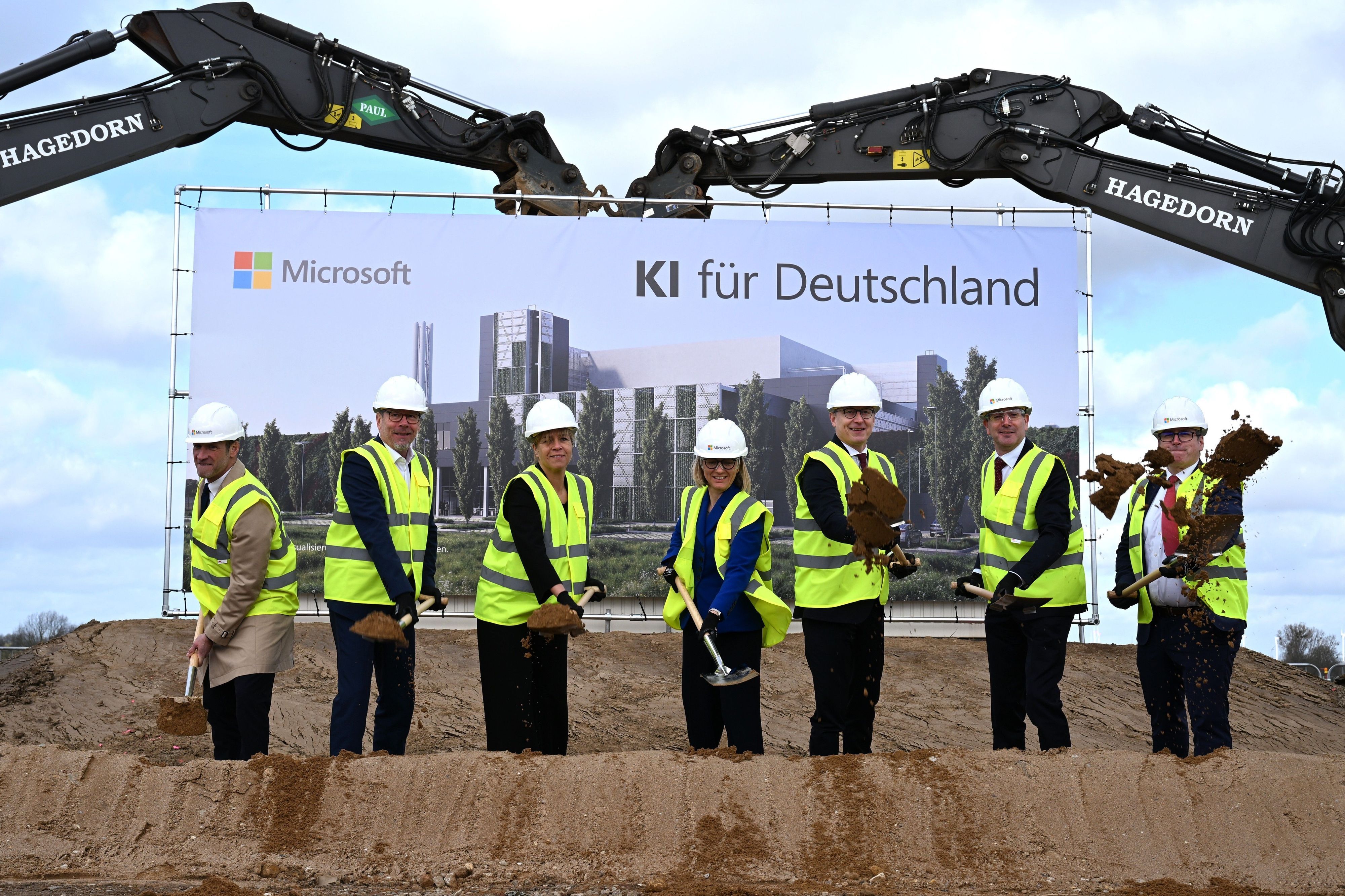 12.03.2026, Nordrhein-Westfalen, Bergheim: Beim symbolischen Spatenstich für ein neues KI-Rechenzentrum von Microsoft im Rheinischen Revier sind folgende Personen tätig (l-r): Der Bürgermeister von Elsdorf, Andreas Heller; der Bürgermeister von Bergheim, Volker Mießeler; NRW-Wirtschaftsministerin Mona Neubaur (Grüne); Microsoft-Deutschlandchefin Agnes Heftberger; Bundesdigitalminister Karsten Wildberger (CDU) und der Bürgermeister von Bedburg, Sascha Solbach. Der Spatenstich war für das Rechenzentrum in Bergheim, in Elsdorf und Bedburg sollen weitere Rechenzentren gebaut werden. Foto: Wolf von Dewitz/dpa +++ dpa-Bildfunk +++
