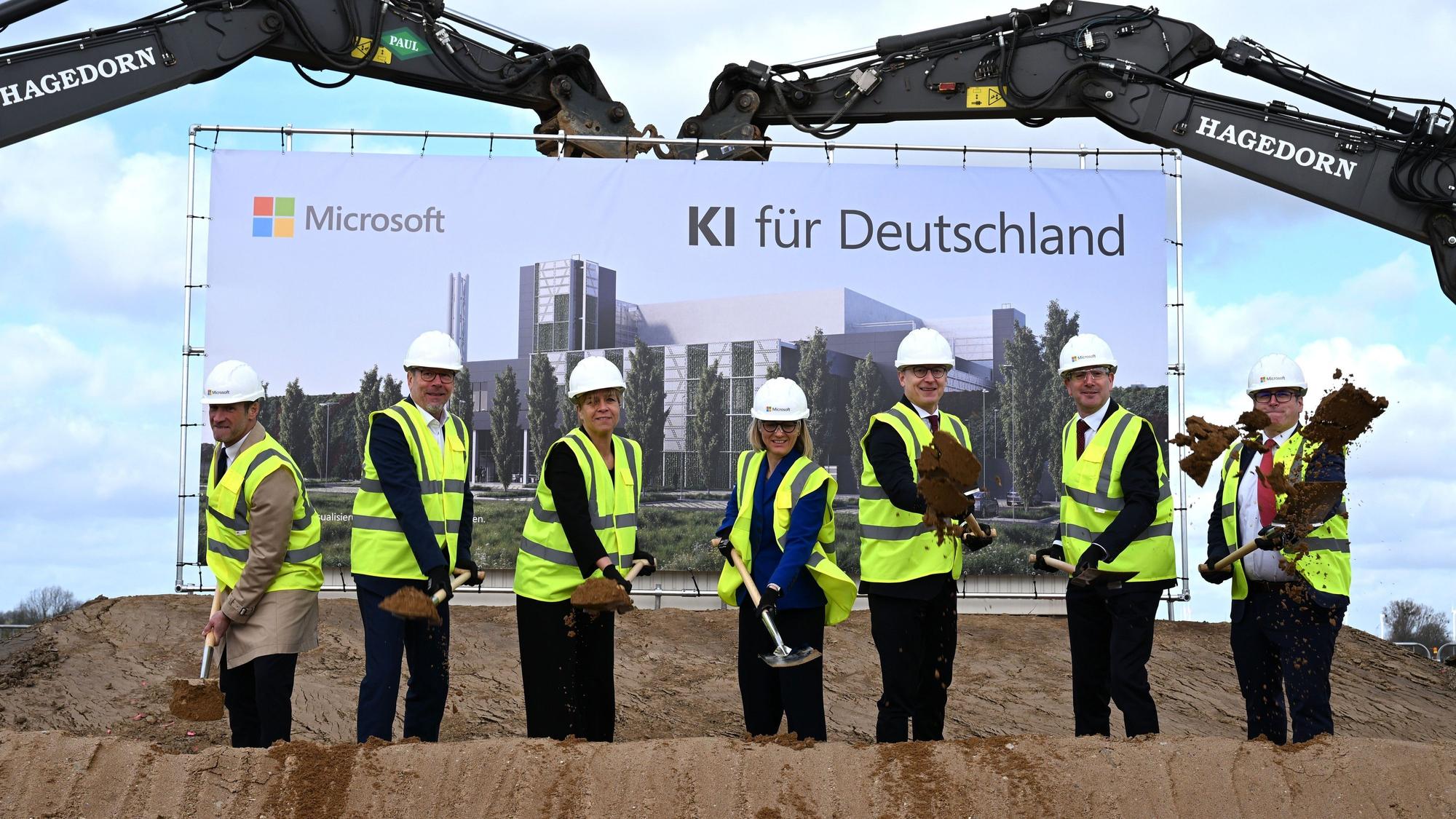 12.03.2026, Nordrhein-Westfalen, Bergheim: Beim symbolischen Spatenstich für ein neues KI-Rechenzentrum von Microsoft im Rheinischen Revier sind folgende Personen tätig (l-r): Der Bürgermeister von Elsdorf, Andreas Heller; der Bürgermeister von Bergheim, Volker Mießeler; NRW-Wirtschaftsministerin Mona Neubaur (Grüne); Microsoft-Deutschlandchefin Agnes Heftberger; Bundesdigitalminister Karsten Wildberger (CDU) und der Bürgermeister von Bedburg, Sascha Solbach. Der Spatenstich war für das Rechenzentrum in Bergheim, in Elsdorf und Bedburg sollen weitere Rechenzentren gebaut werden. Foto: Wolf von Dewitz/dpa +++ dpa-Bildfunk +++