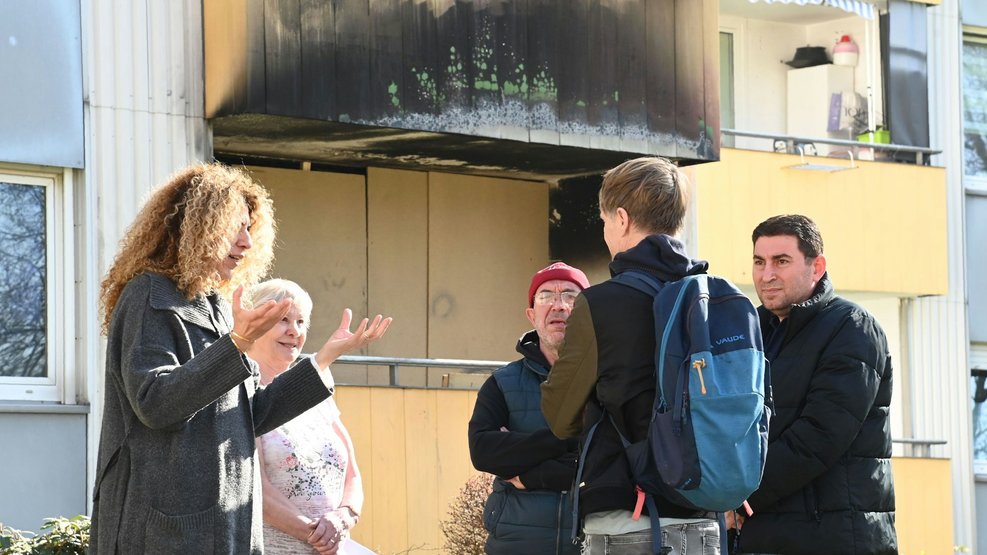 Die Schäden des Brands sind bis heute nicht beseitigt, der Aufzug ist weiter defekt, die Eingangstür auch.