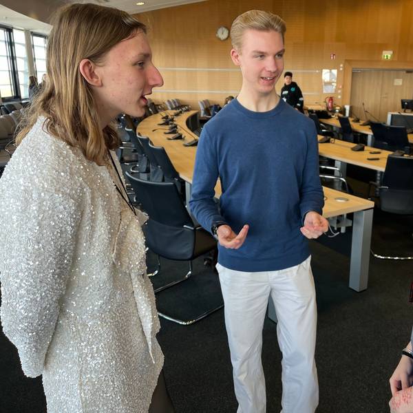 Jugendstadtrat 2026 Leverkusen: Jeremy Uerding (v. l.), Till Schimmelfennig und Lilly Jimenez diskutieren.