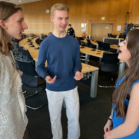 Jugendstadtrat 2026 Leverkusen: Jeremy Uerding (v. l.), Till Schimmelfennig und Lilly Jimenez diskutieren.