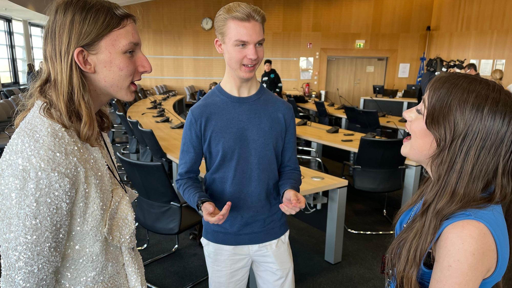 Jugendstadtrat 2026 Leverkusen: Jeremy Uerding (v. l.), Till Schimmelfennig und Lilly Jimenez diskutieren.