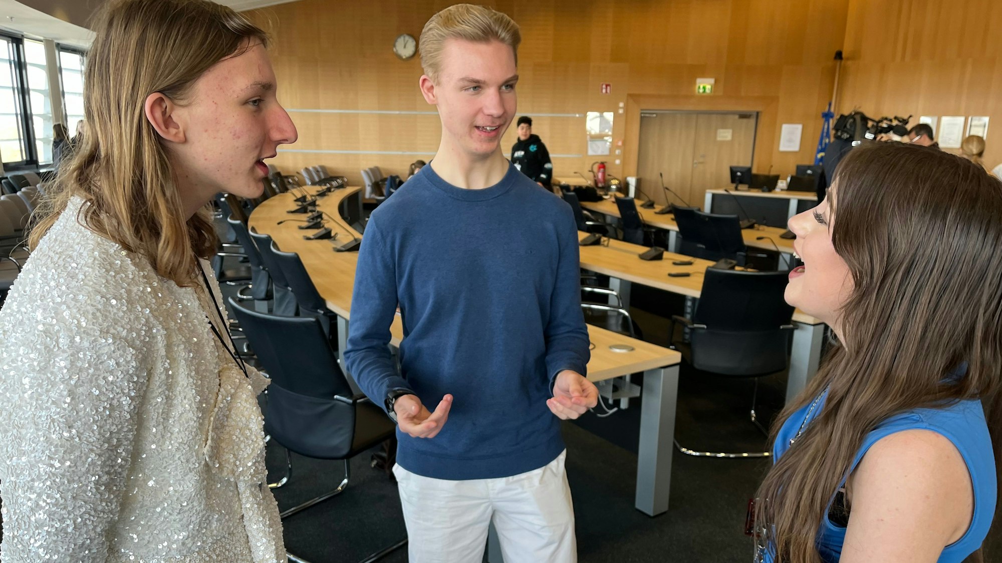 Jugendstadtrat 2026 Leverkusen: Jeremy Uerding (v. l.), Till Schimmelfennig und Lilly Jimenez diskutieren.