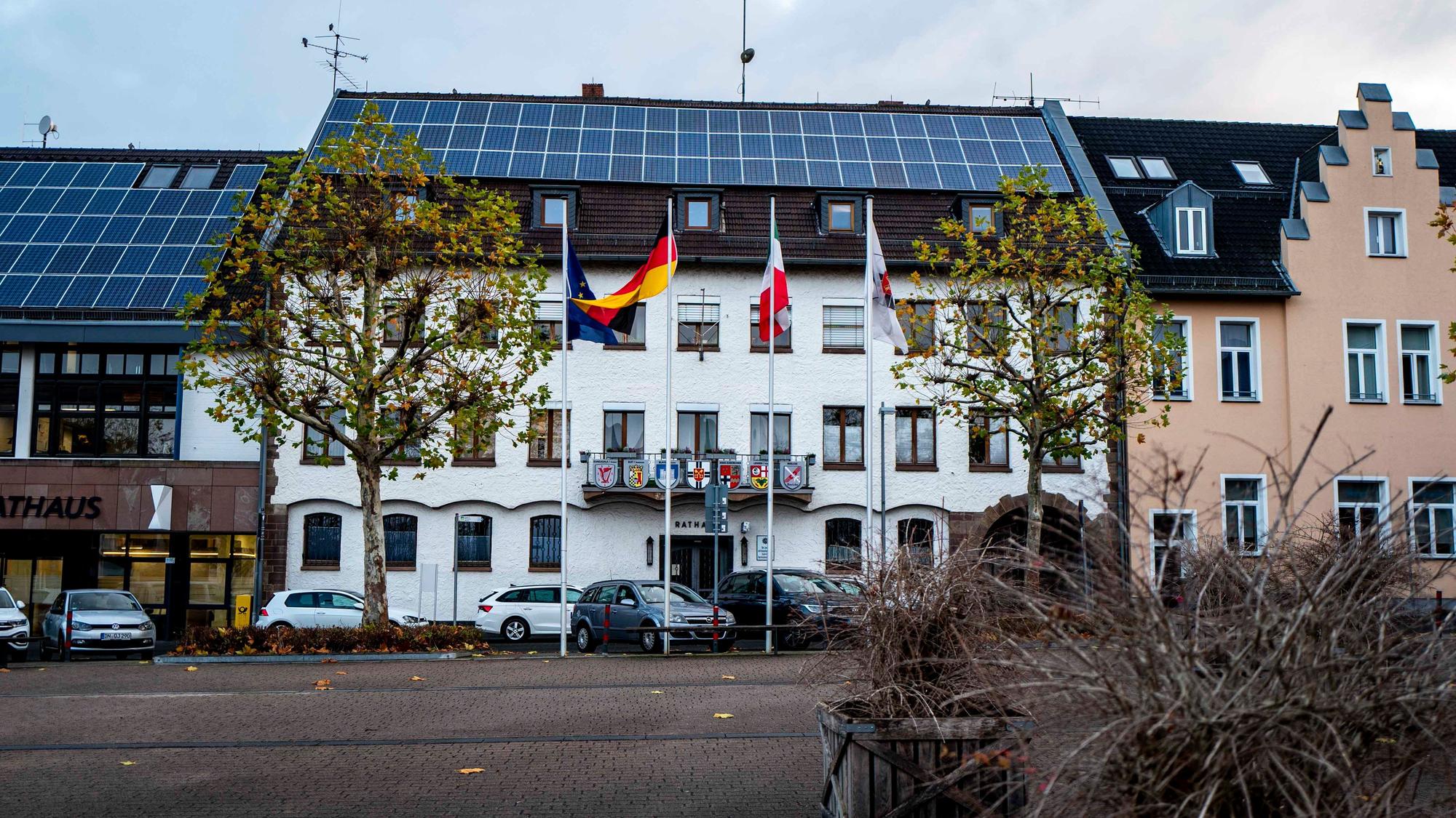 Blick auf das Rathaus von Zülpich und den Marktplatz (Symbolbild)