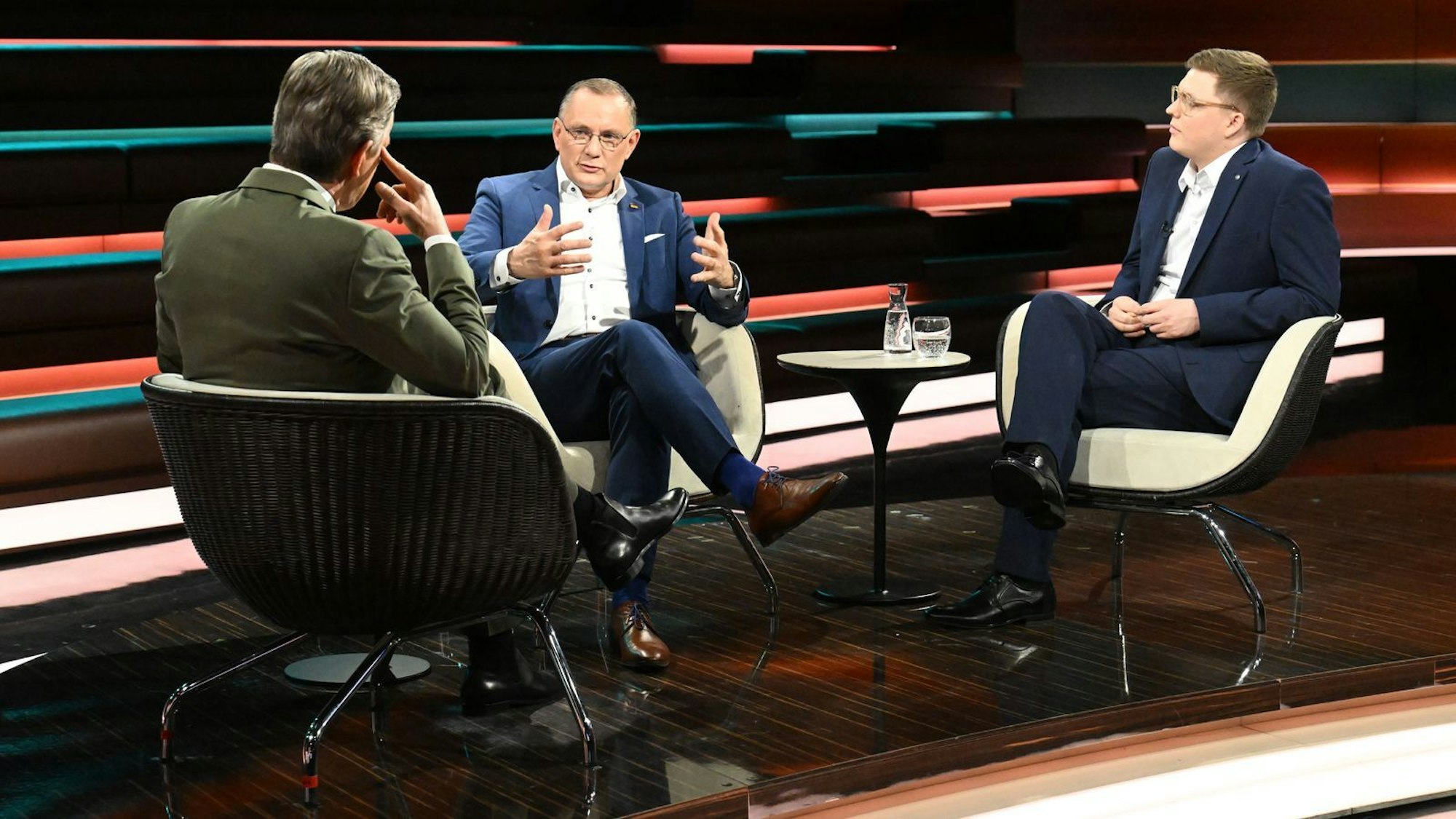 Im Gespräch mit Markus Lanz (links) und Frederik Schindler (rechts) bezog Tino Chrupalla Stellung zum Irankrieg und den außenpolitischen Positionen seiner Partei. (Bild: Cornelia Lehmann / ZDF)