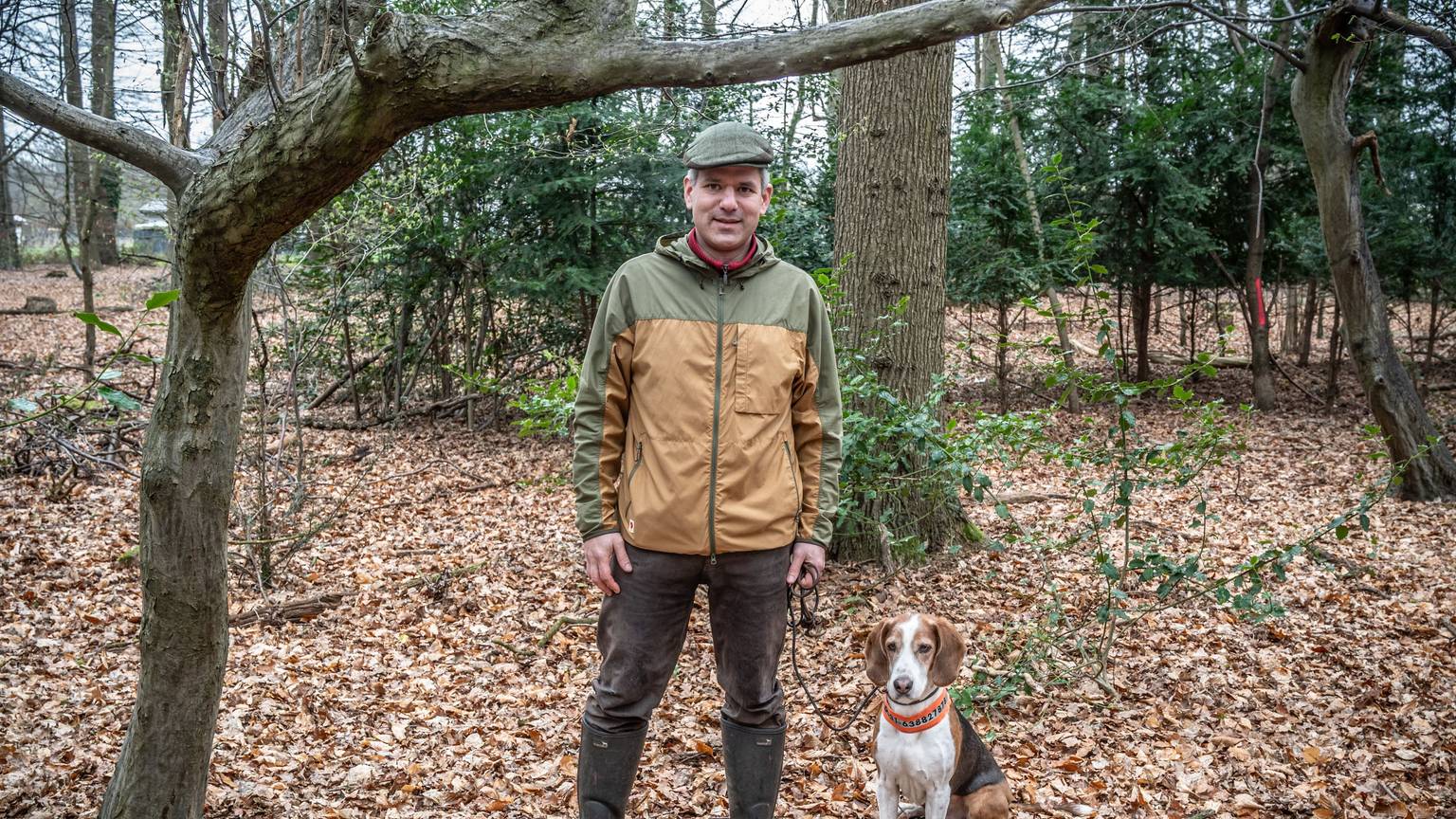 Um den Bürgerbusch soll sich der Dipl. Ing. Forstwirt Nikolai Cramer kümmern. Mit seinem Hund Harro, einer deutschen Bracke.