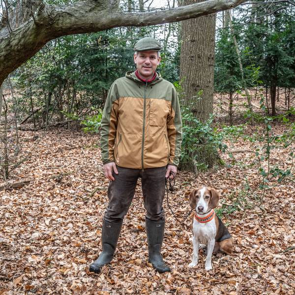 Um den Bürgerbusch soll sich der Dipl. Ing. Forstwirt Nikolai Cramer kümmern. Mit seinem Hund Harro, einer deutschen Bracke.