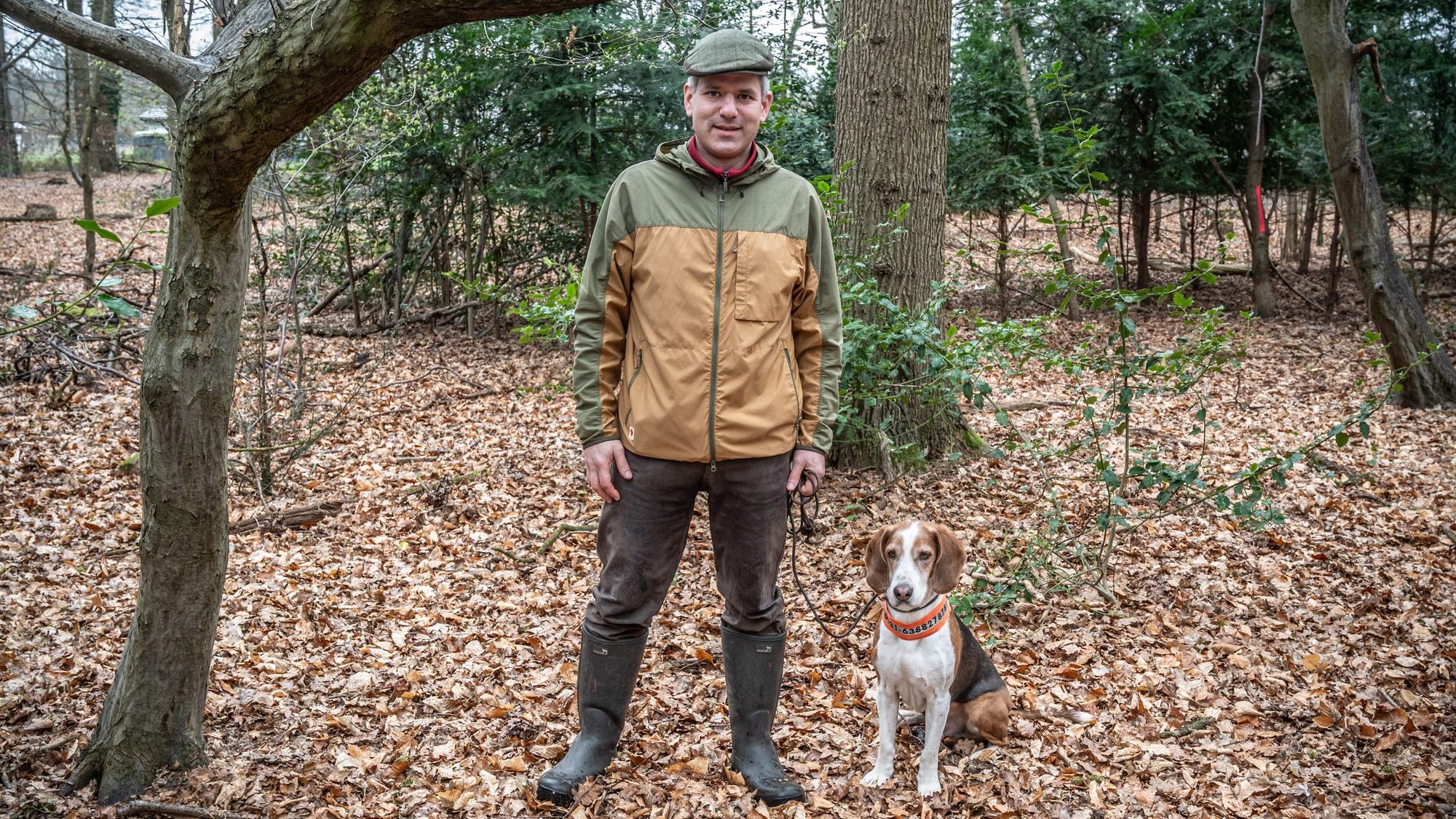 Um den Bürgerbusch soll sich der Dipl. Ing. Forstwirt Nikolai Cramer kümmern. Mit seinem Hund Harro, einer deutschen Bracke.